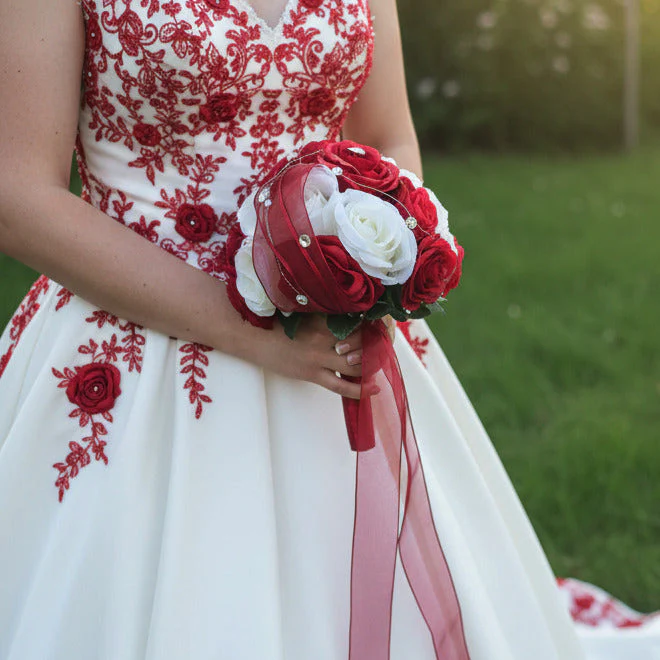 1006 Brautstrauß Rosen in rot weiß rundgebunden