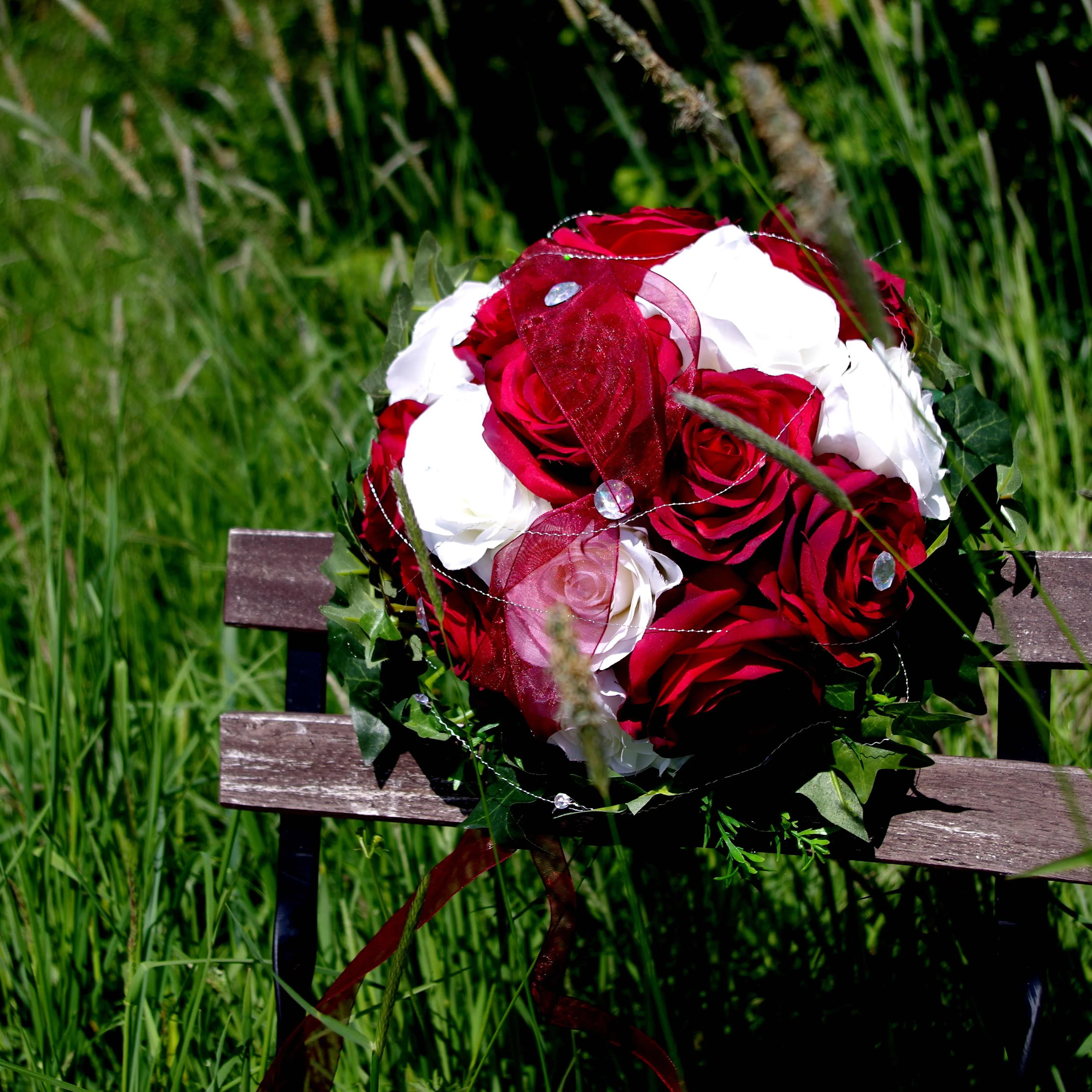 1006 Brautstrauß Rosen in rot weiß rundgebunden - Image 2