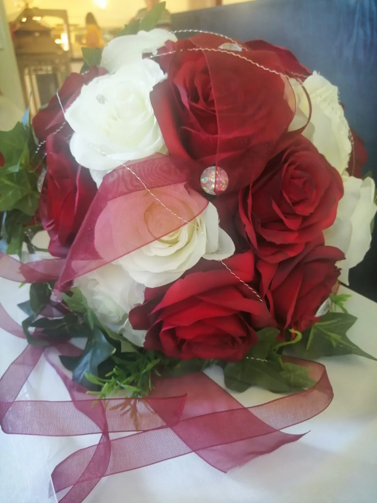 1006 Brautstrauß Rosen in rot weiß rundgebunden - Image 3