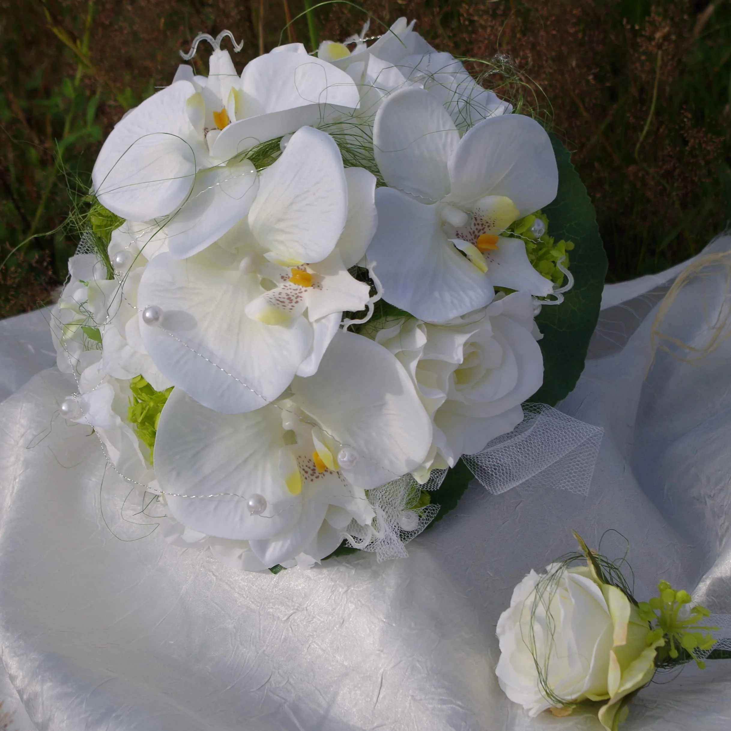1008 Brautstrauss Rosenkugel mit Orchideen