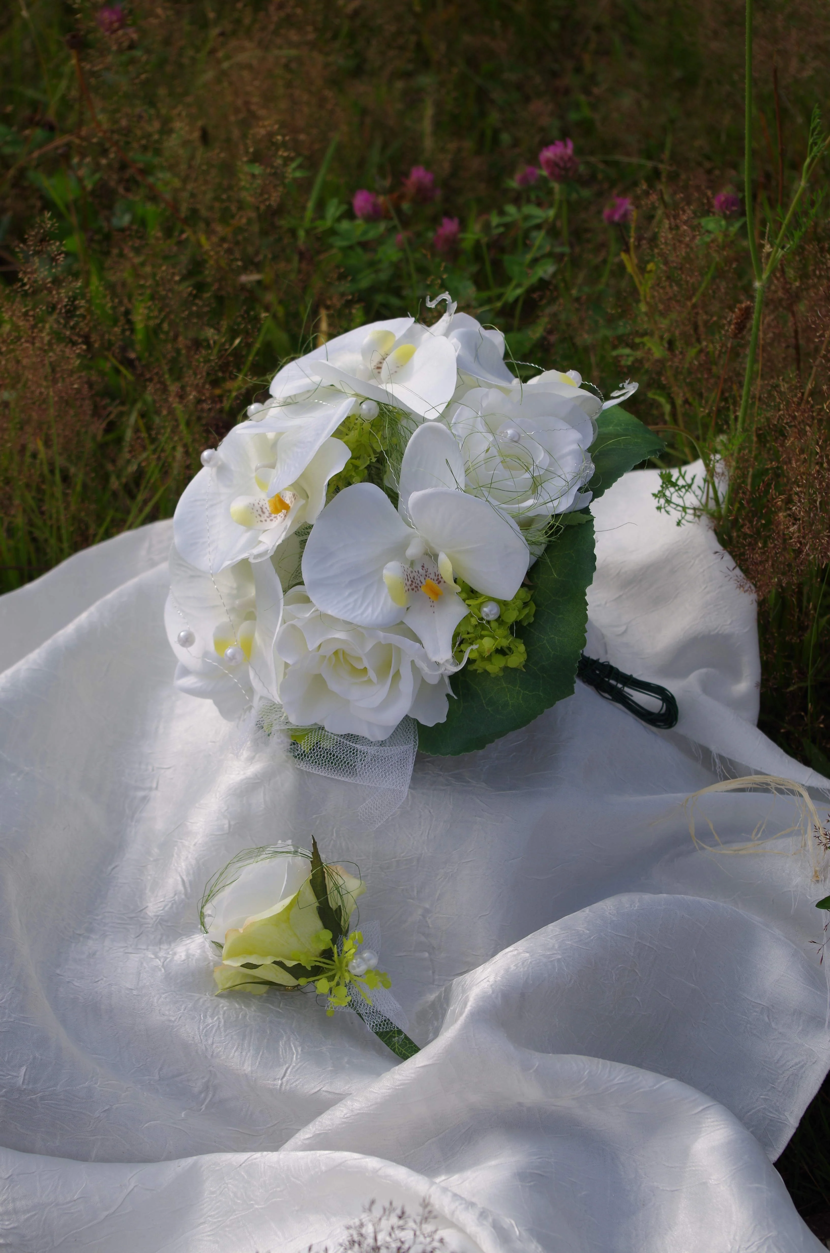1008 Brautstrauss Rosenkugel mit Orchideen - Image 2