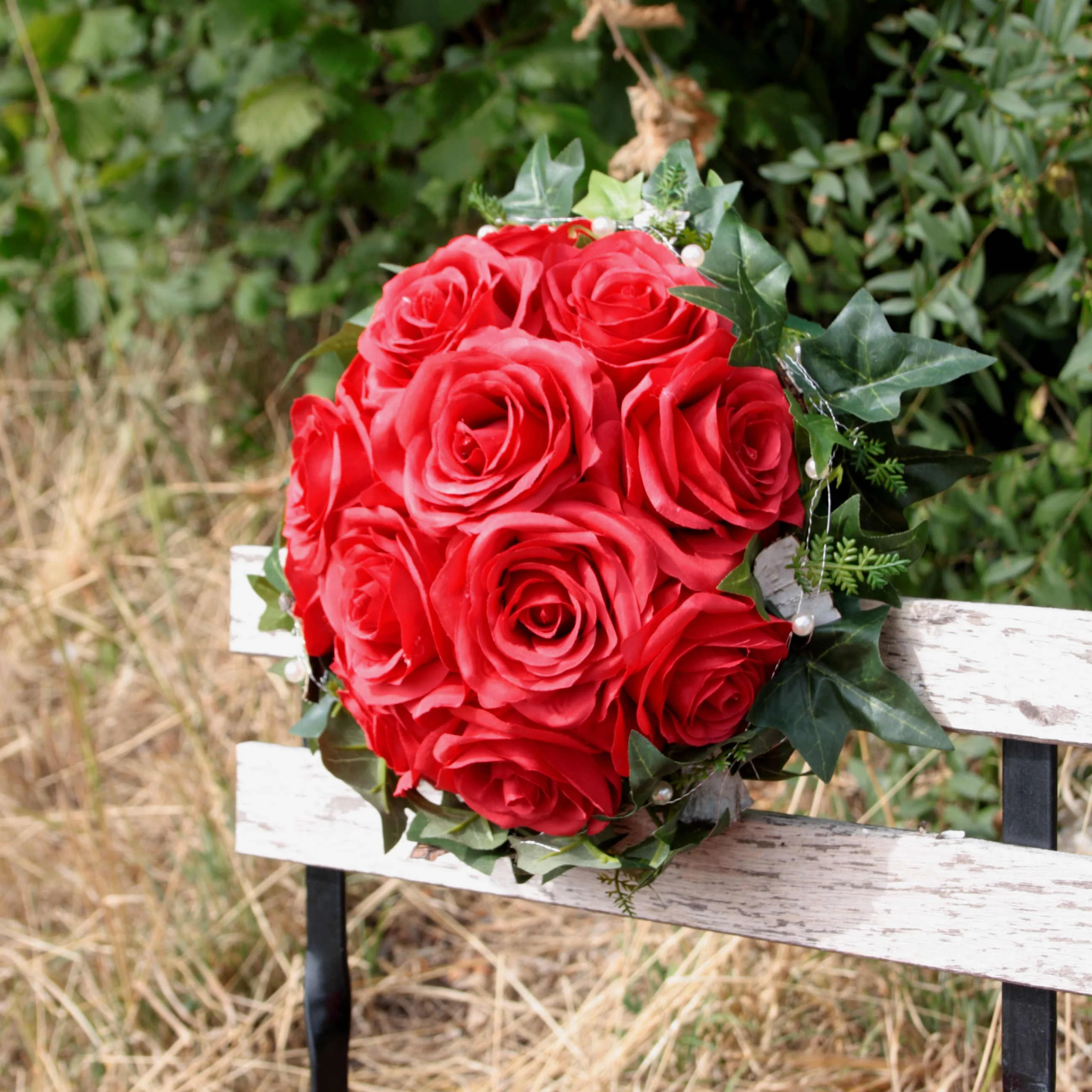 1023 Rosenkugel rot mit Ranken ( und Birke)