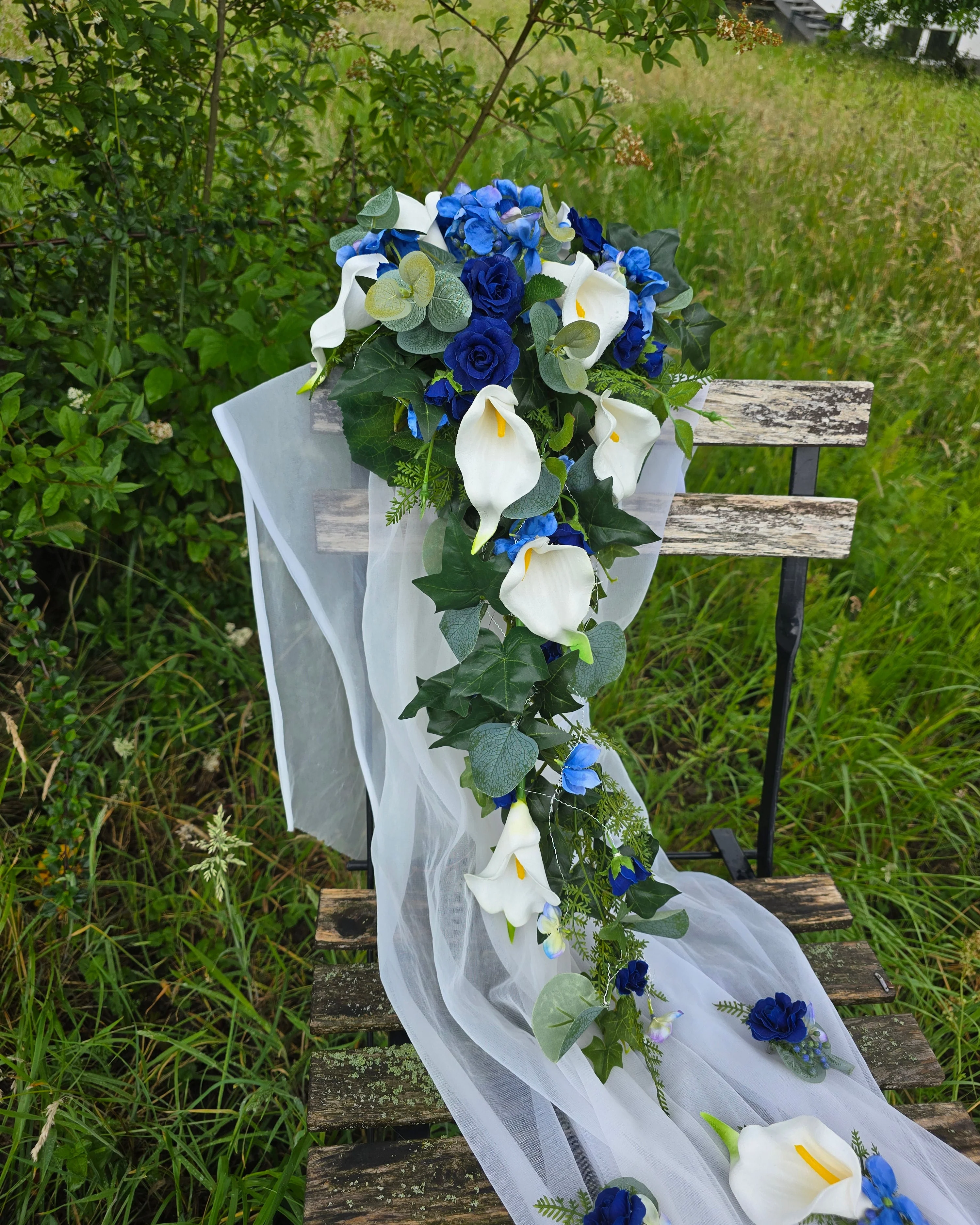 1033 Brautstrauss Calla mit blauen Hortensien - Image 3