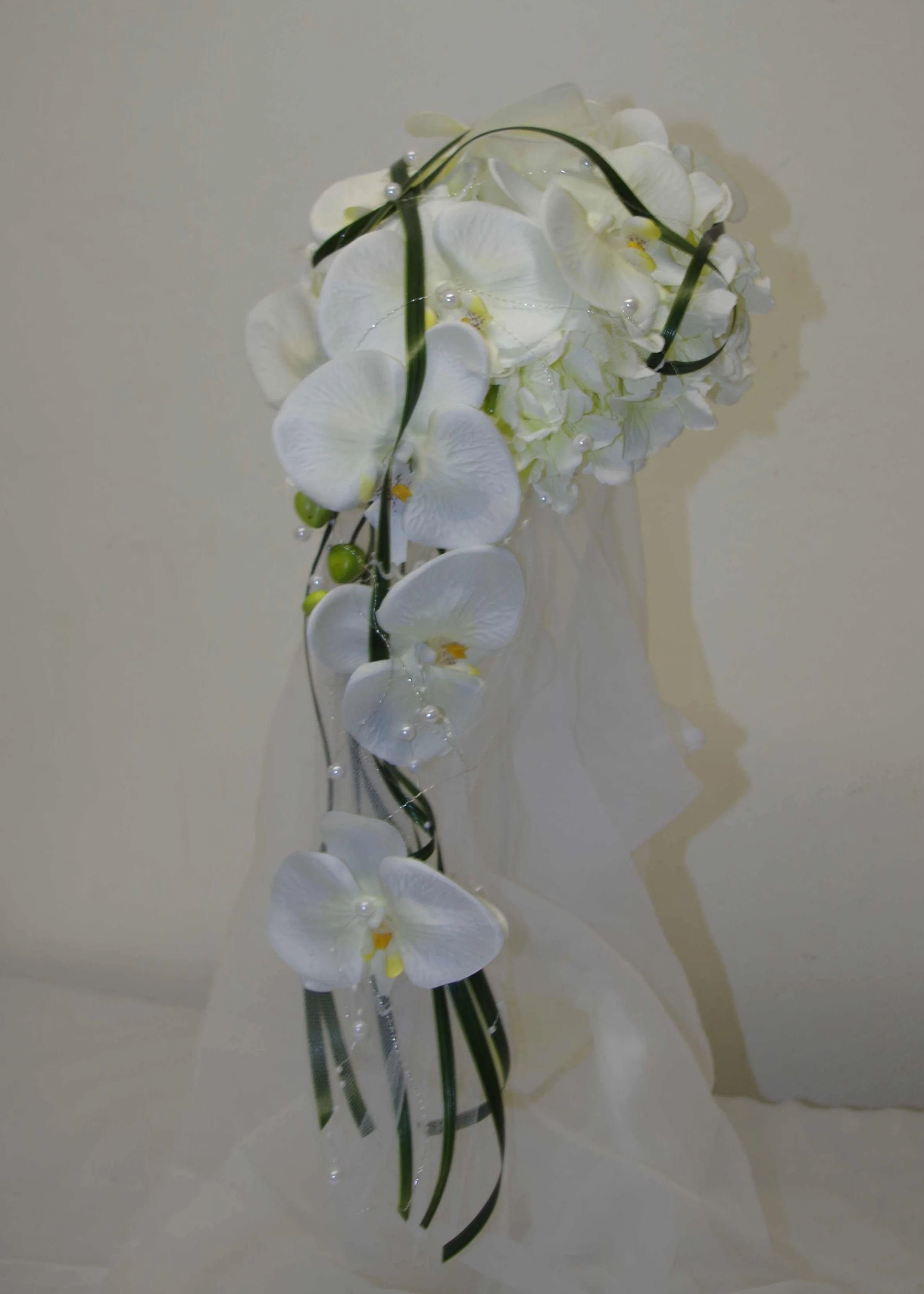 1049 Brautstrauss Orchidee mit Tüll - Image 3