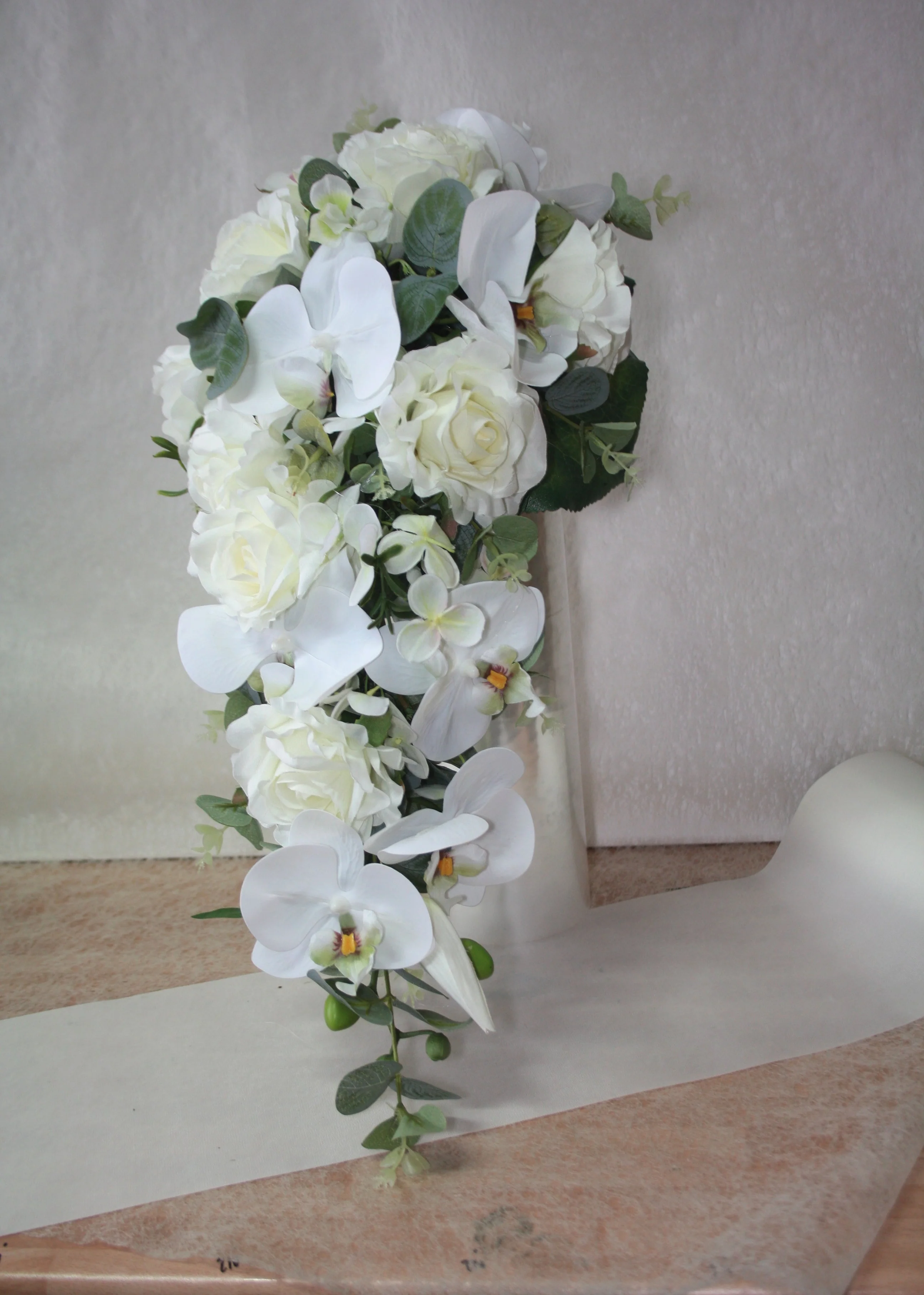 1049a  Brautstrauss Orchideen mit Rosen und Eukalyptus