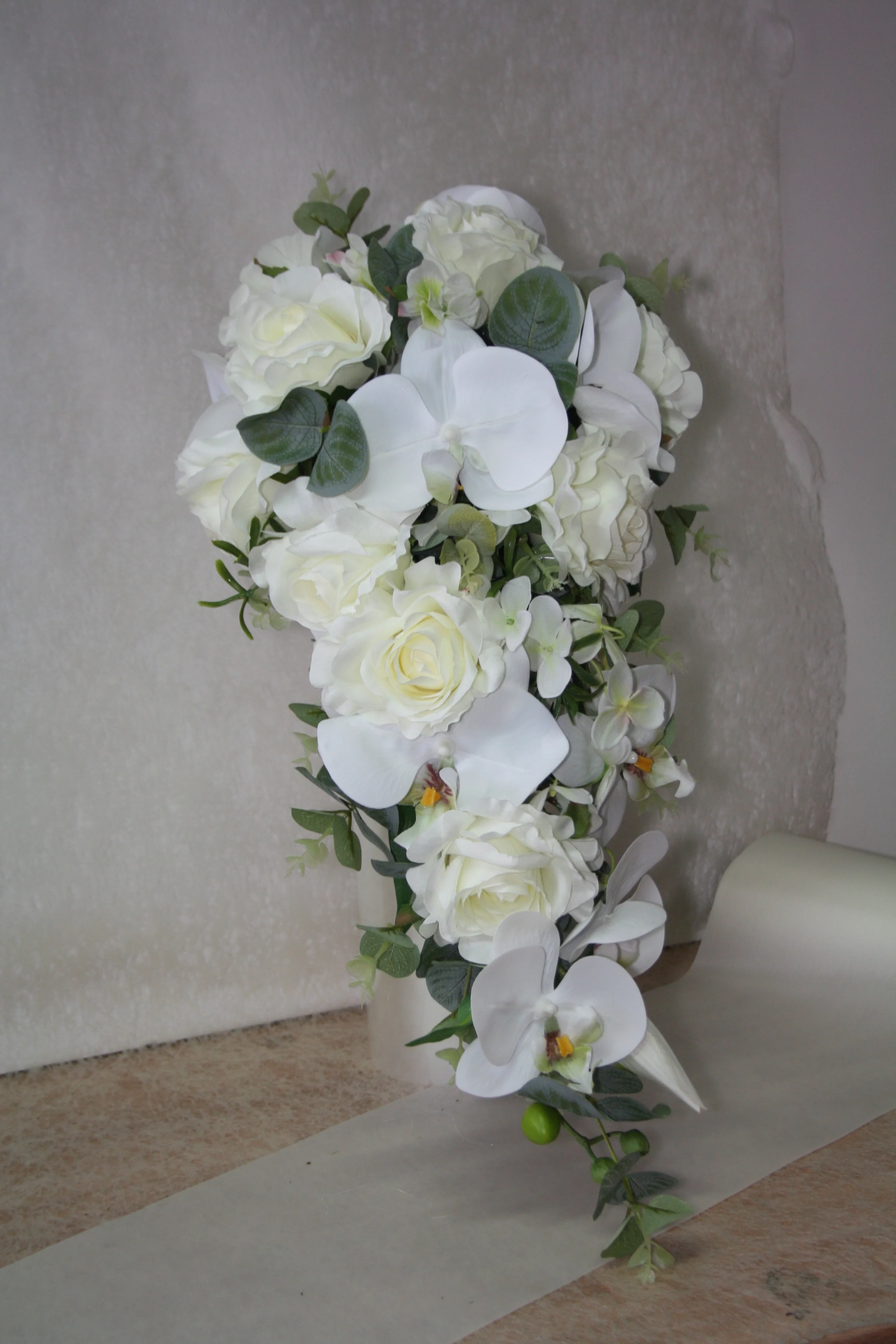 1049a  Brautstrauss Orchideen mit Rosen und Eukalyptus - Image 3