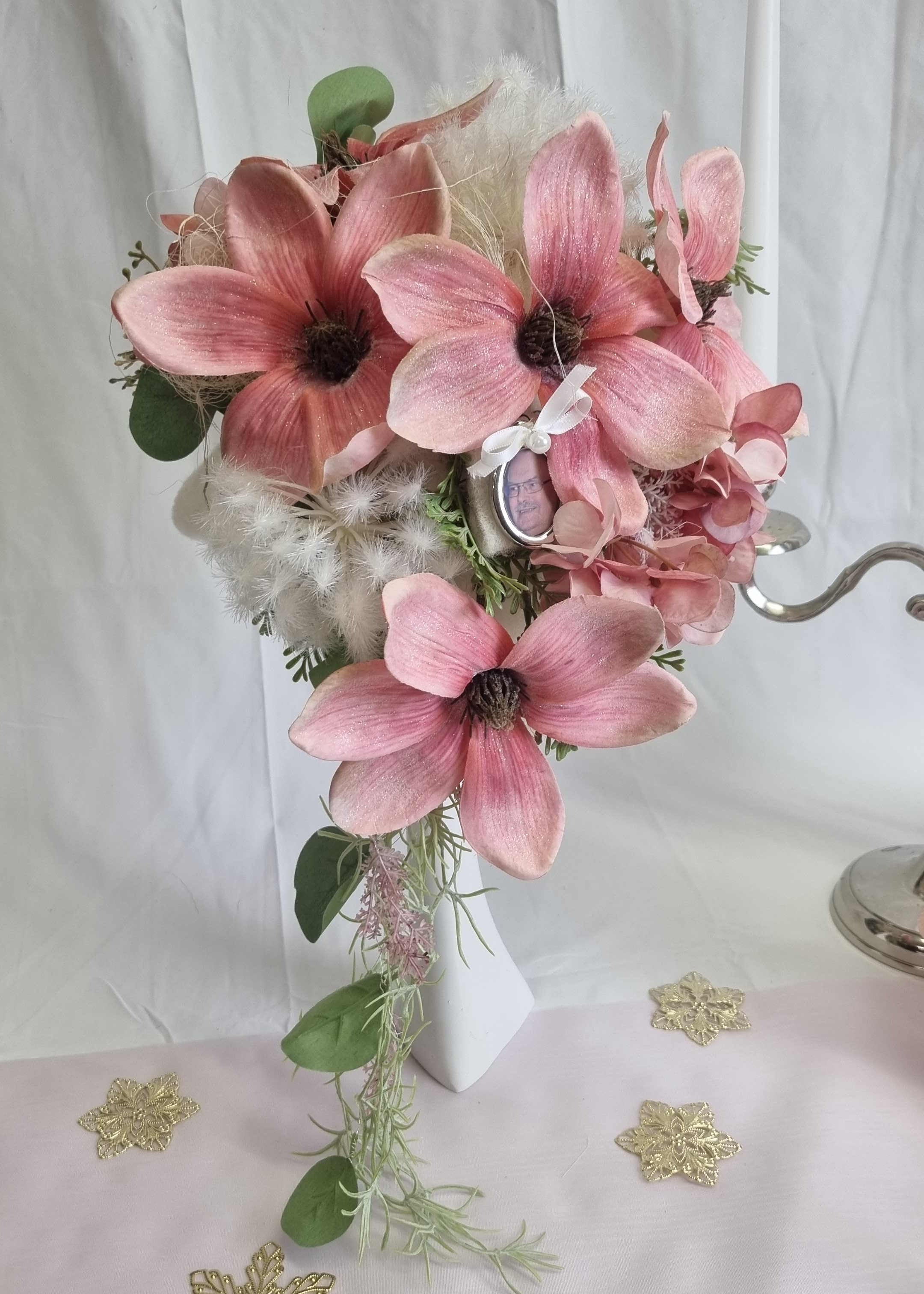 1060 Brautstrauss Winterhochzeit Magnolien rosa Glitter