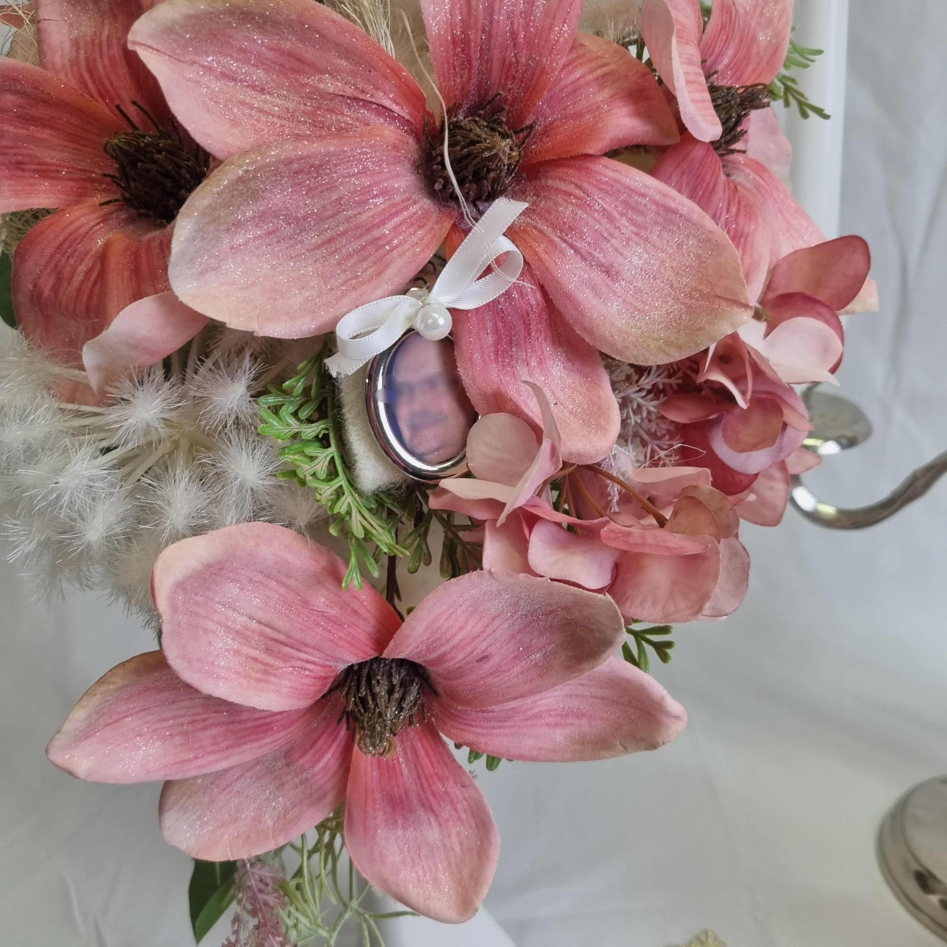 1060 Brautstrauss Winterhochzeit Magnolien rosa Glitter - Image 2