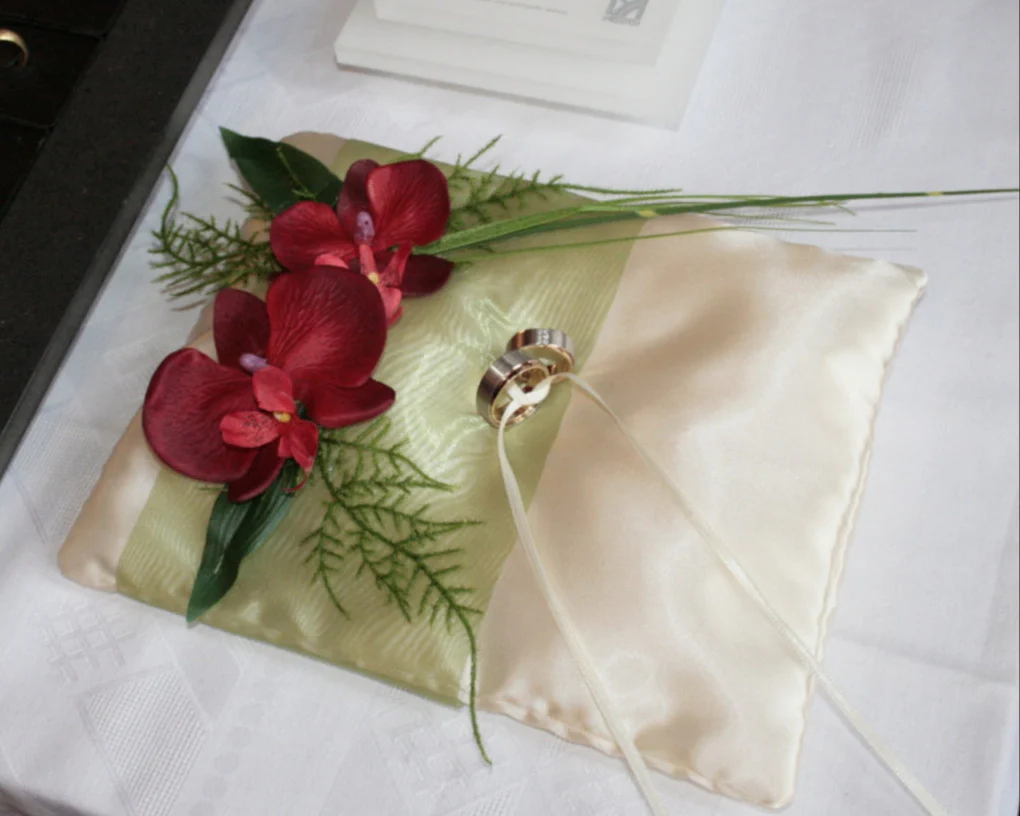 2010 Ringkissen Orchidee mit Organdy