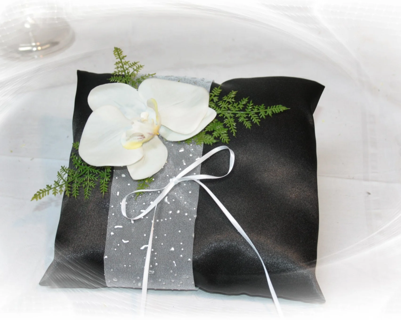 2019 Ringkissen weisse Orchidee schwarzes Kissen