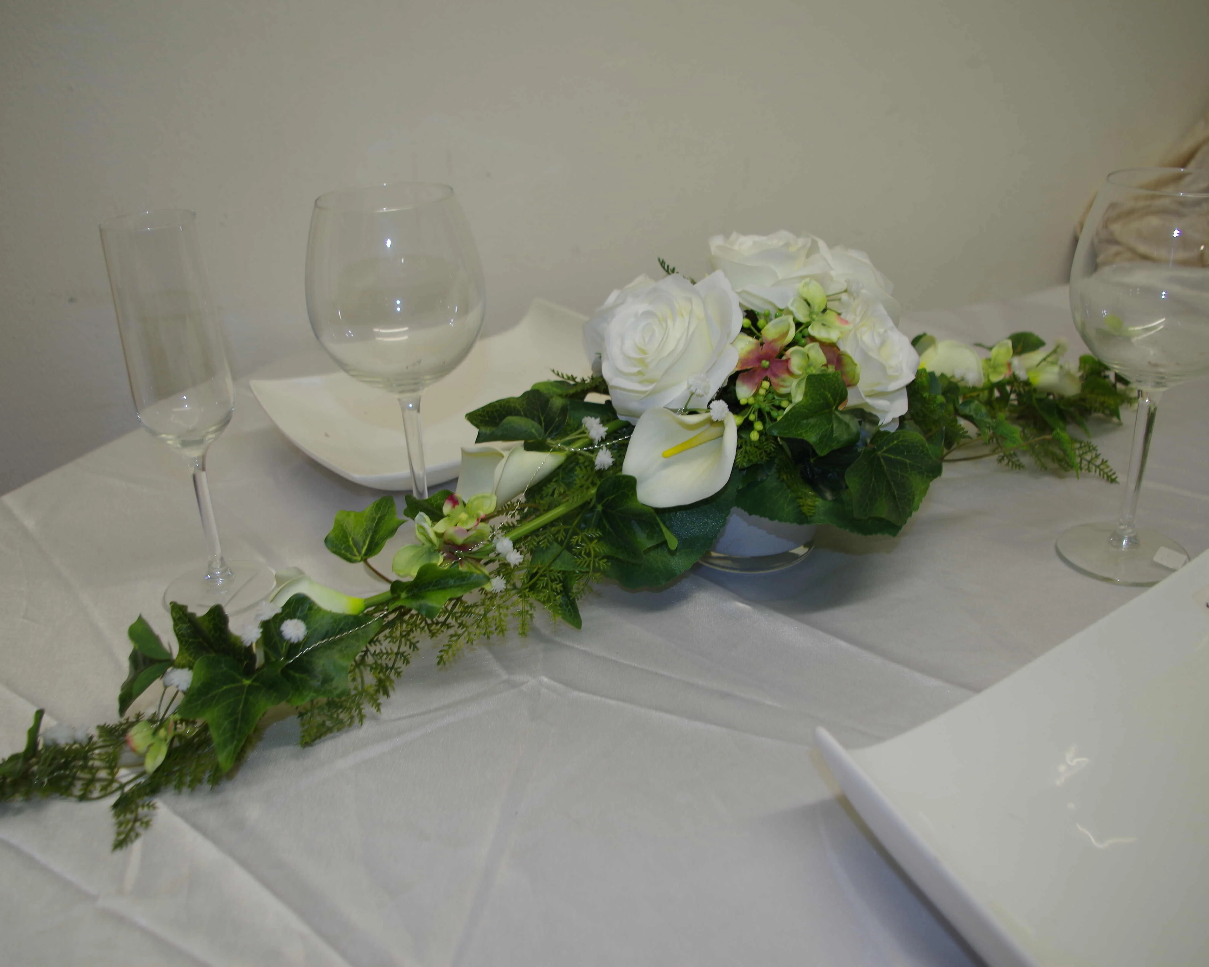 3015 Gesteck lang mit Callas und Horstensien