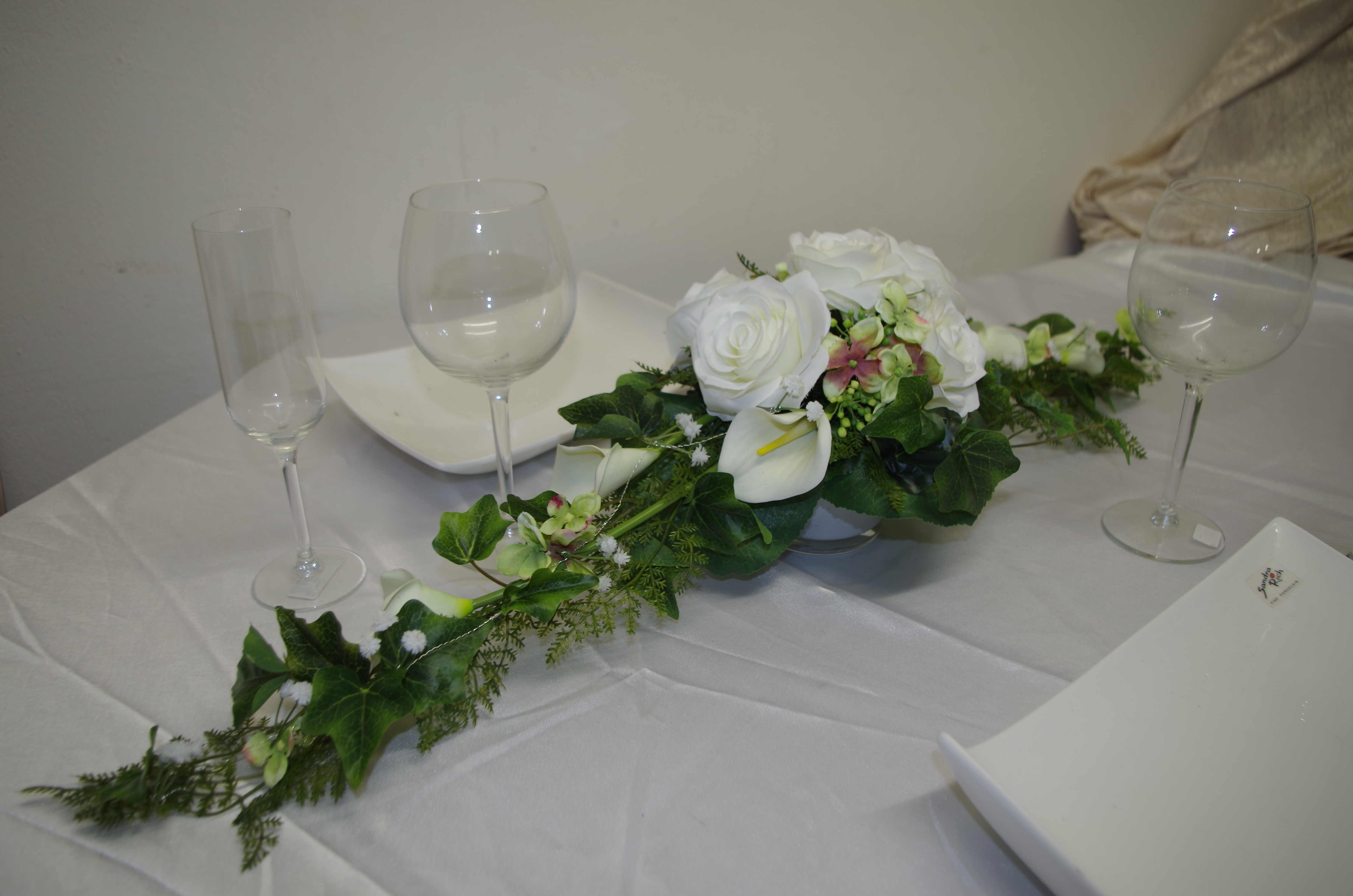 3015 Gesteck lang mit Callas und Horstensien - Image 3