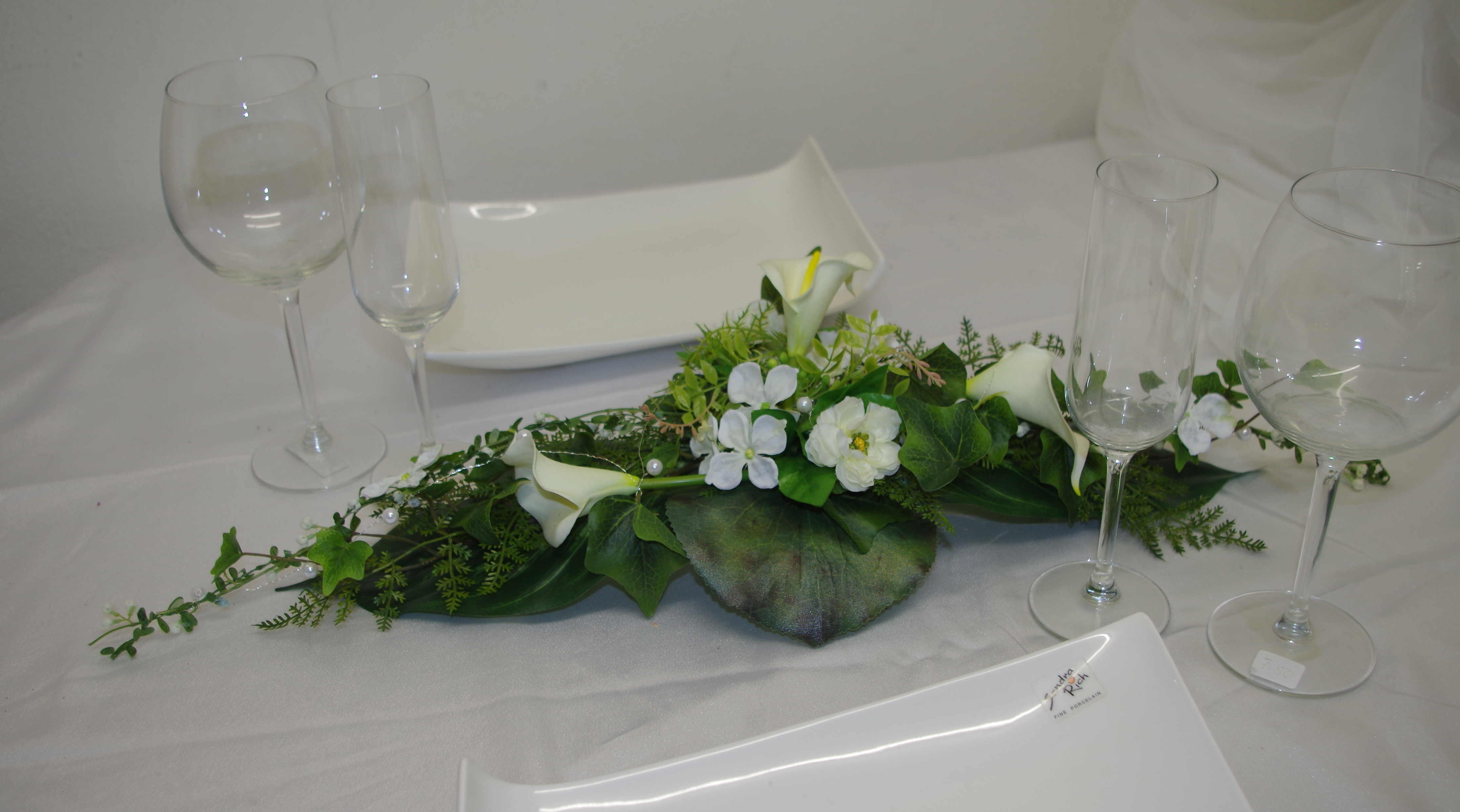 3016 Gesteck Callas mit vielen kleinen Blüten - Image 4