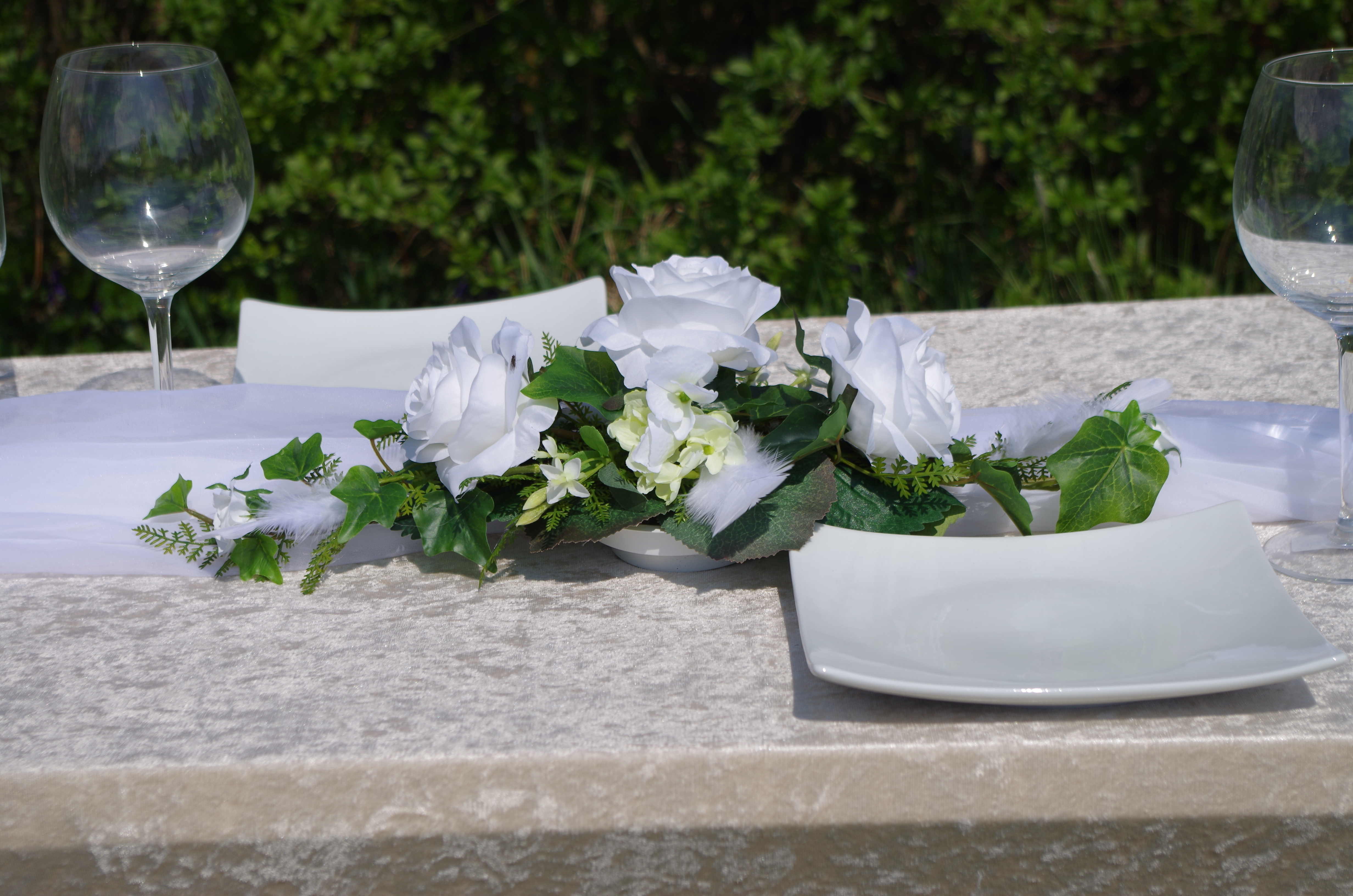 3054 kleines Gesteck Rosen und Federn - Image 2