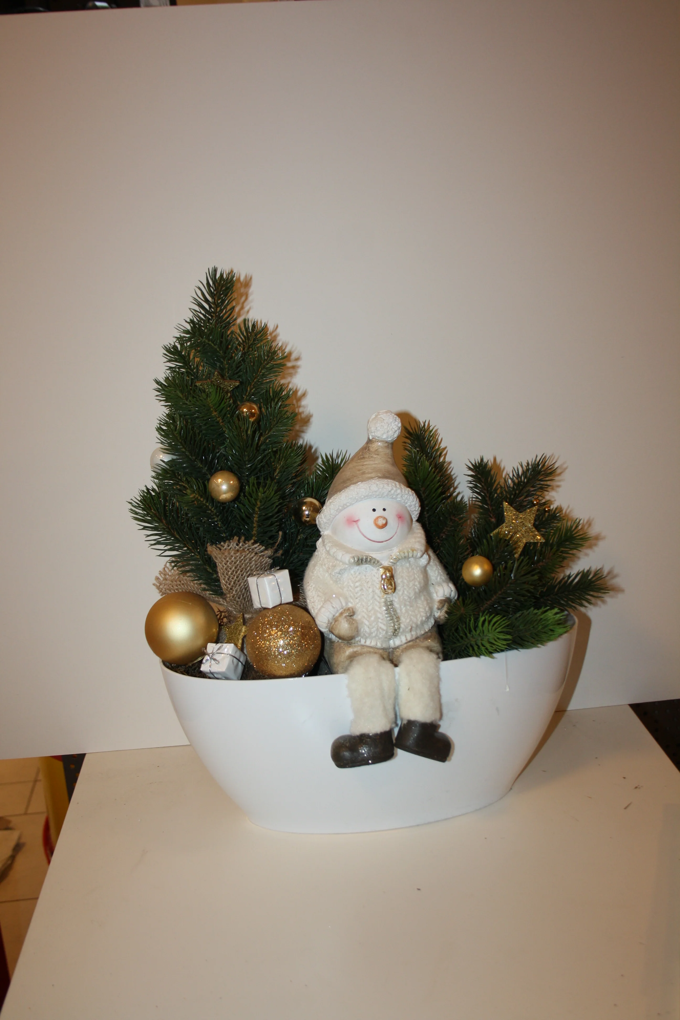 8052 Gesteck Kunsttanne mit Schneemann Einzelstück - Image 2