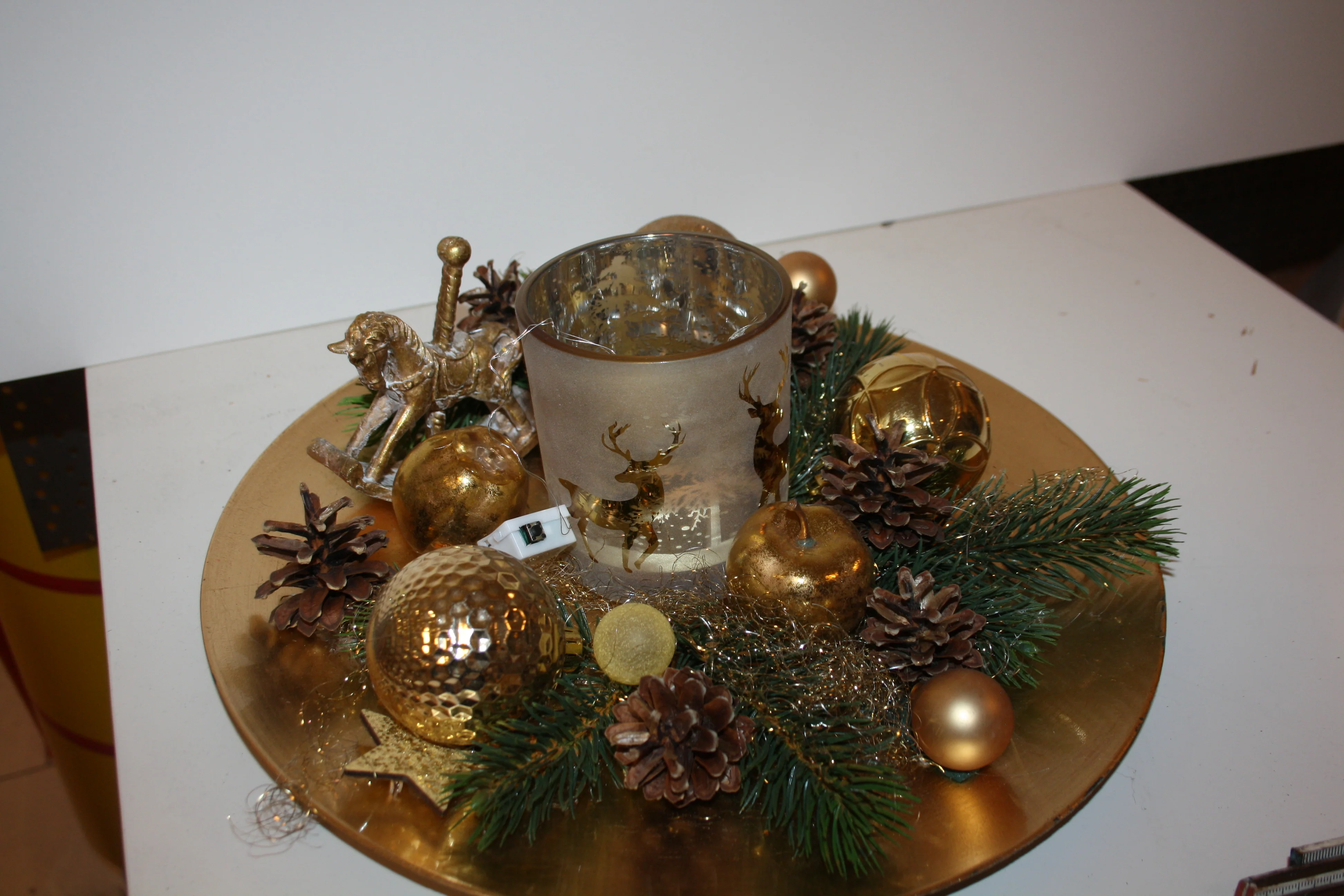 8057 Teller Advent gold mit Windlicht - Image 3