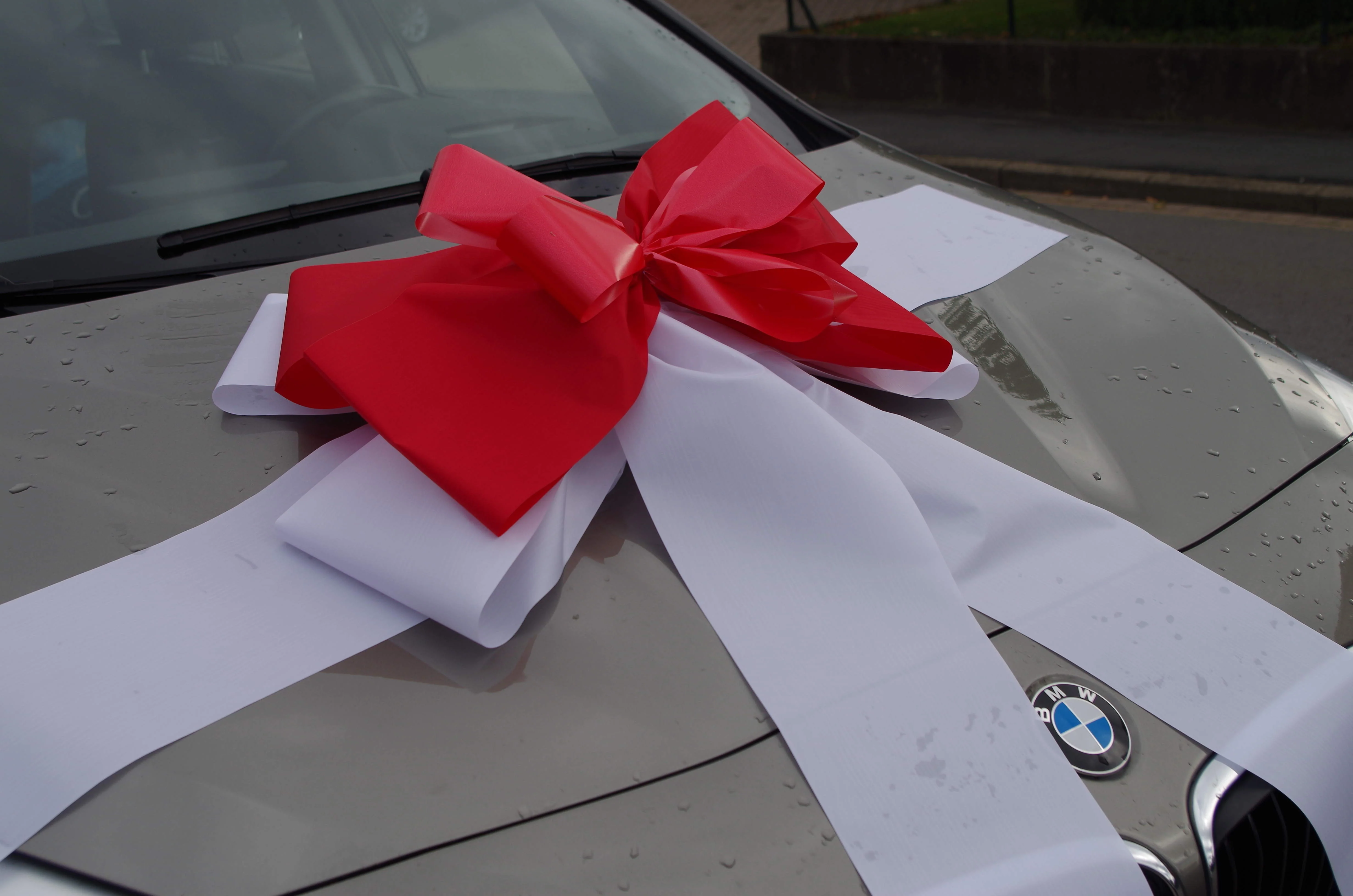 9012 Schleife XXL Geschenk für Auto weiß-rot - Image 2
