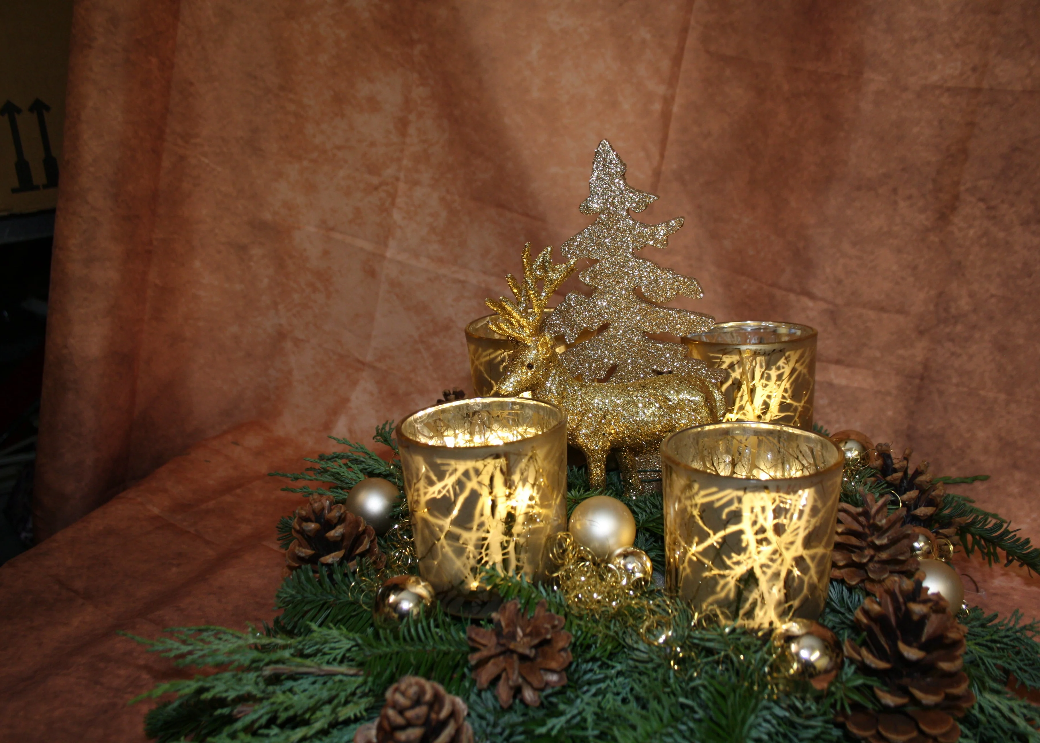 8011 Adventskranz frisch mit Windlichtern in gold - Image 2