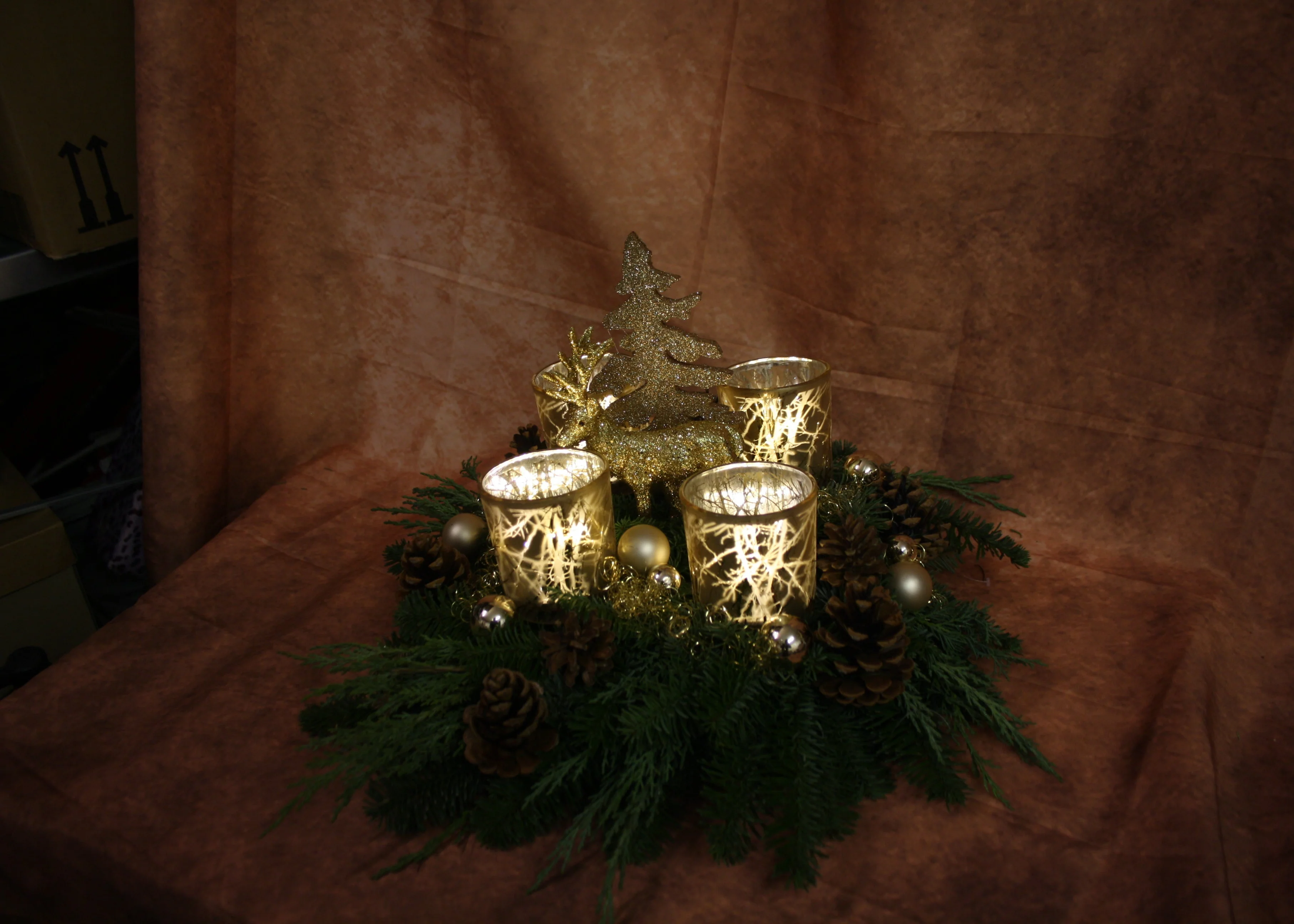 8011 Adventskranz frisch mit Windlichtern in gold - Image 3