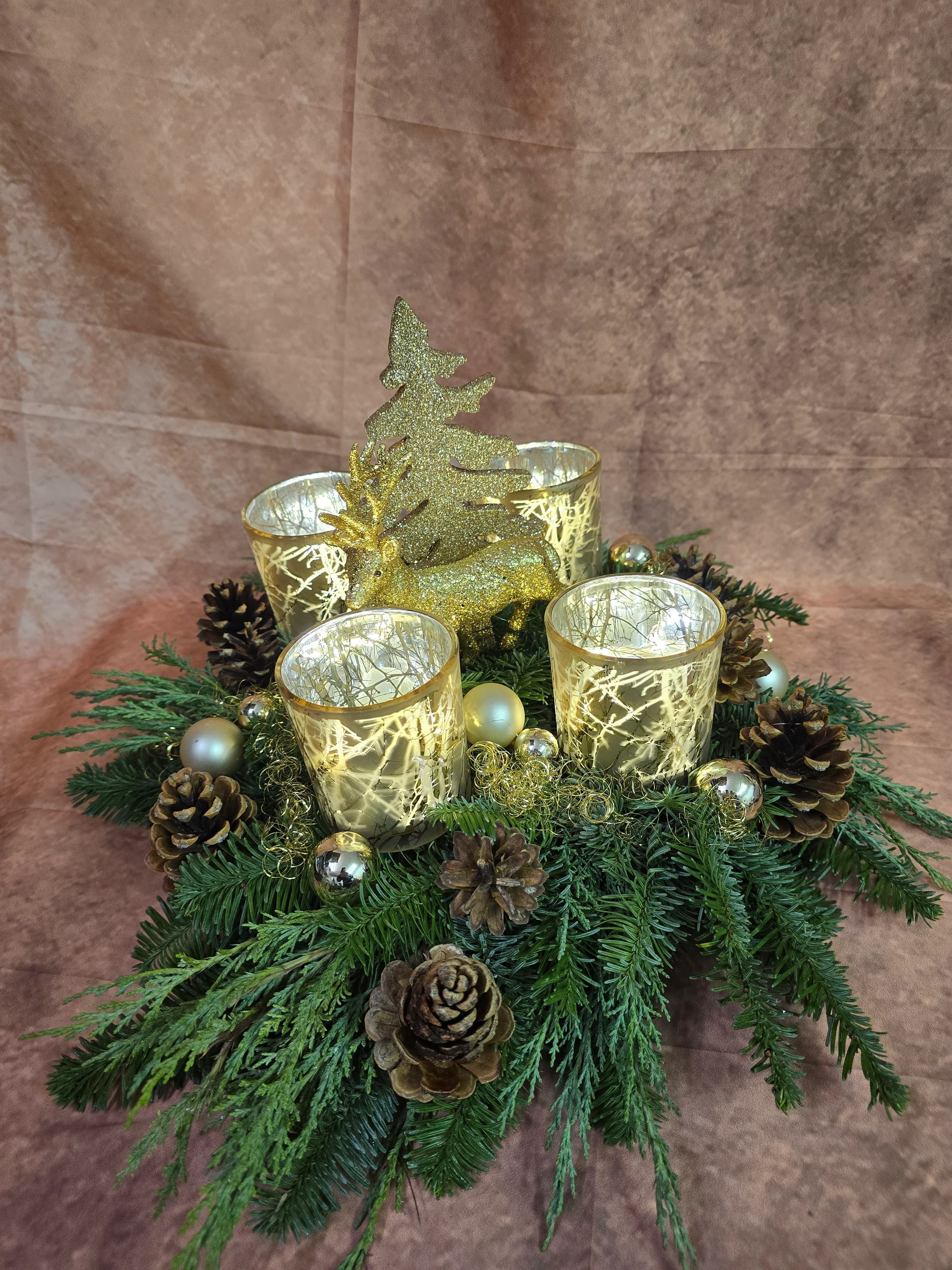 8011 Adventskranz frisch mit Windlichtern in gold - Image 4