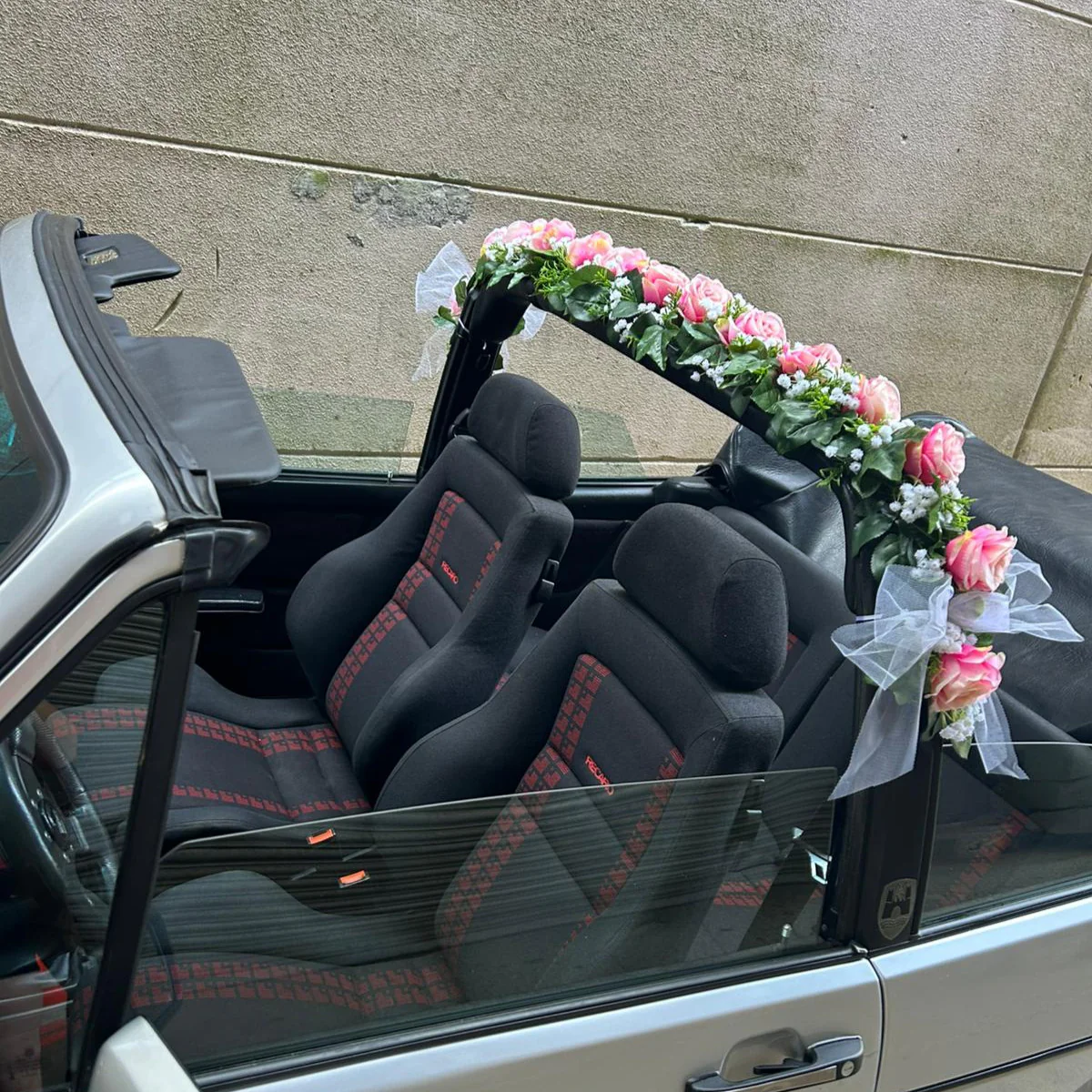 Autogirlande Hochzeit Rosen mit Schleierkraut, Autodekoration für festliche Anlässe