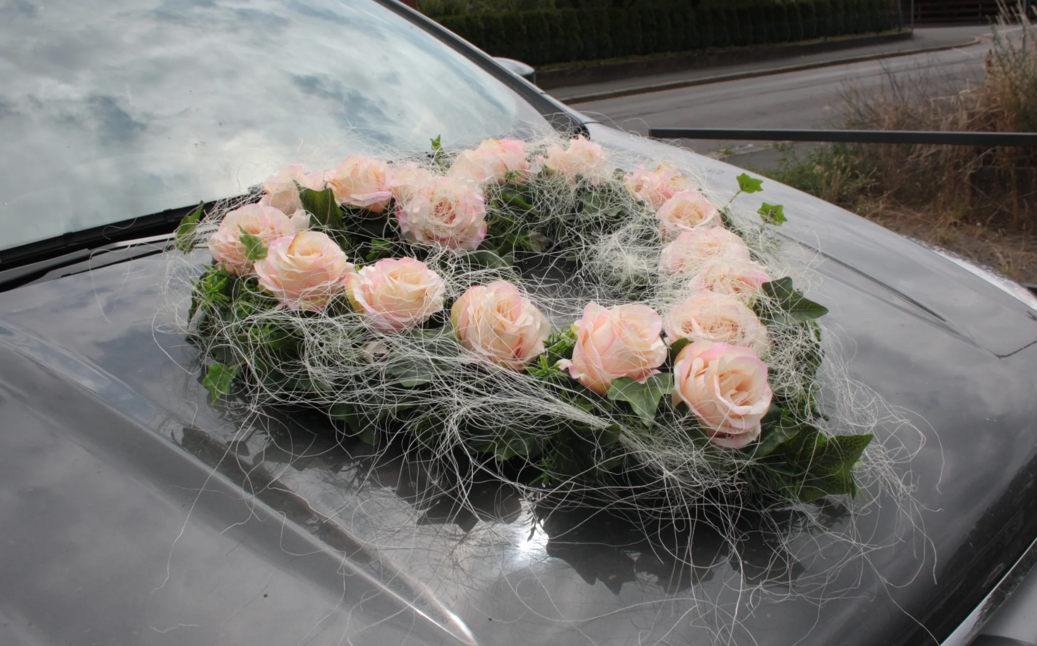 Autoherz zur Hochzeit: Rosen im Sisal - Image 4