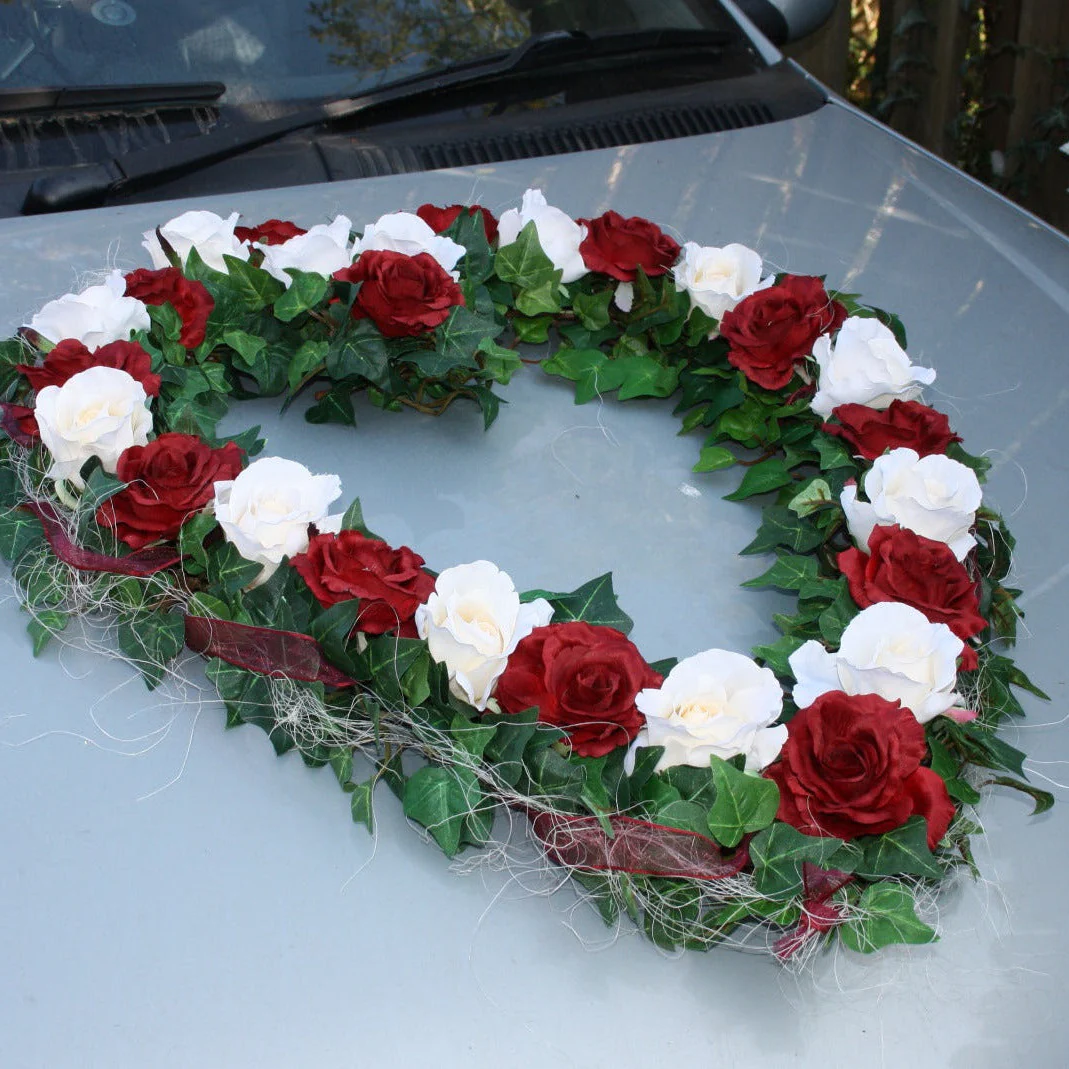 Für das Brautauto: offenes Autoherz aus Rosen zweifarbig mit Efeu und Sisal