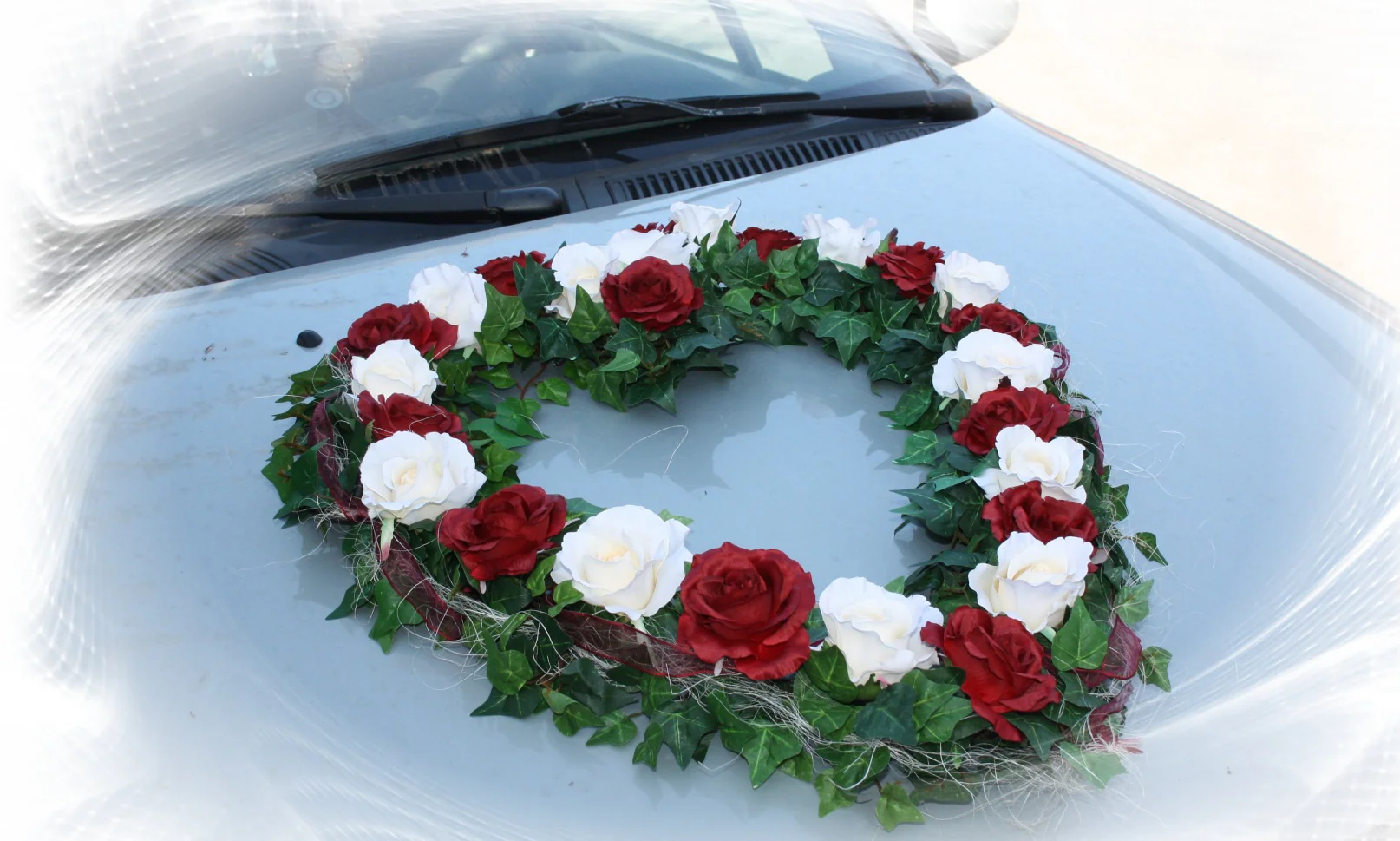 Für das Brautauto: offenes Autoherz aus Rosen zweifarbig mit Efeu und Sisal - Image 2