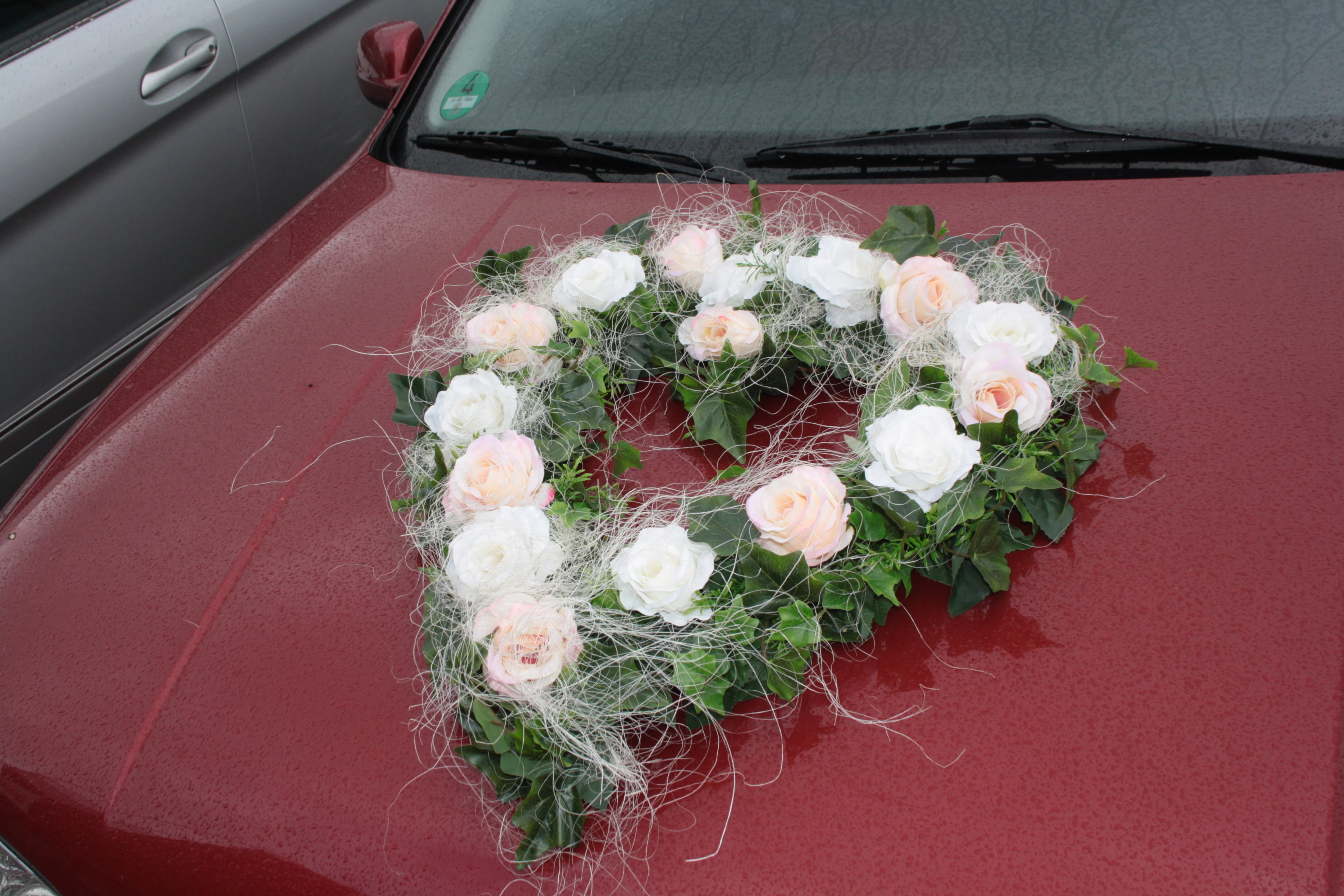 Brautauto-Schmuck: Autoherz offen, Rosen im Sisalbett, zweifarbig gearbeitet - Image 3