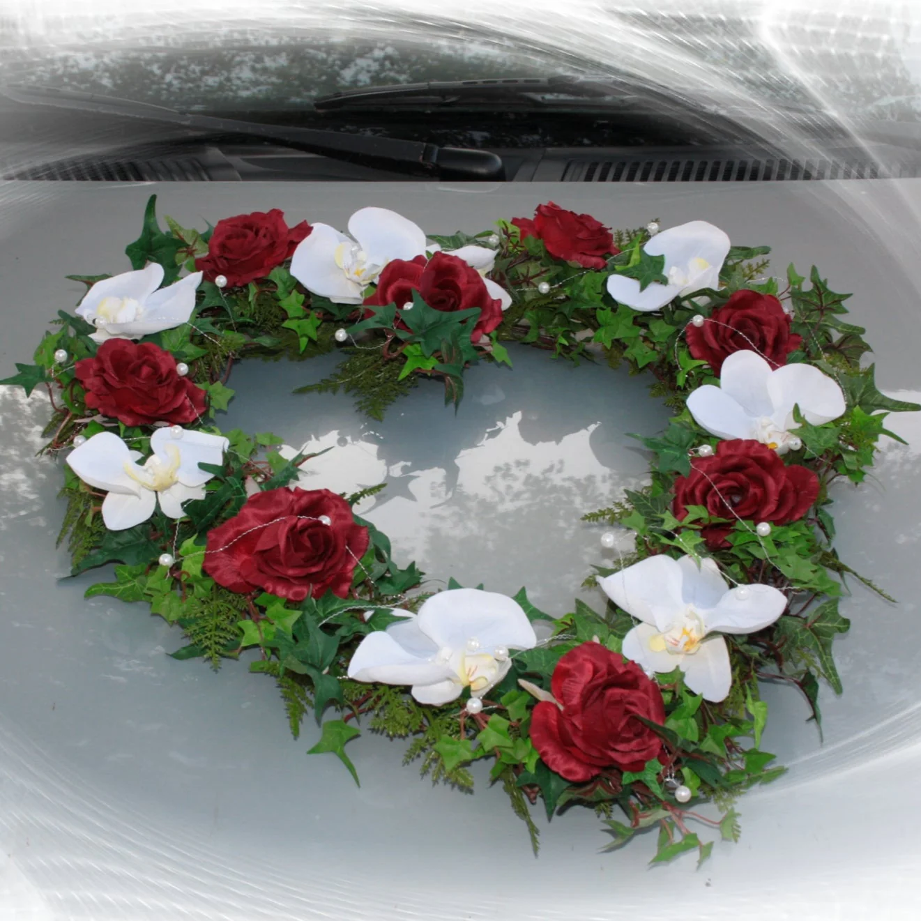 Hochzeitsauto: offenes Autoherz mit Rosen und Orchideen