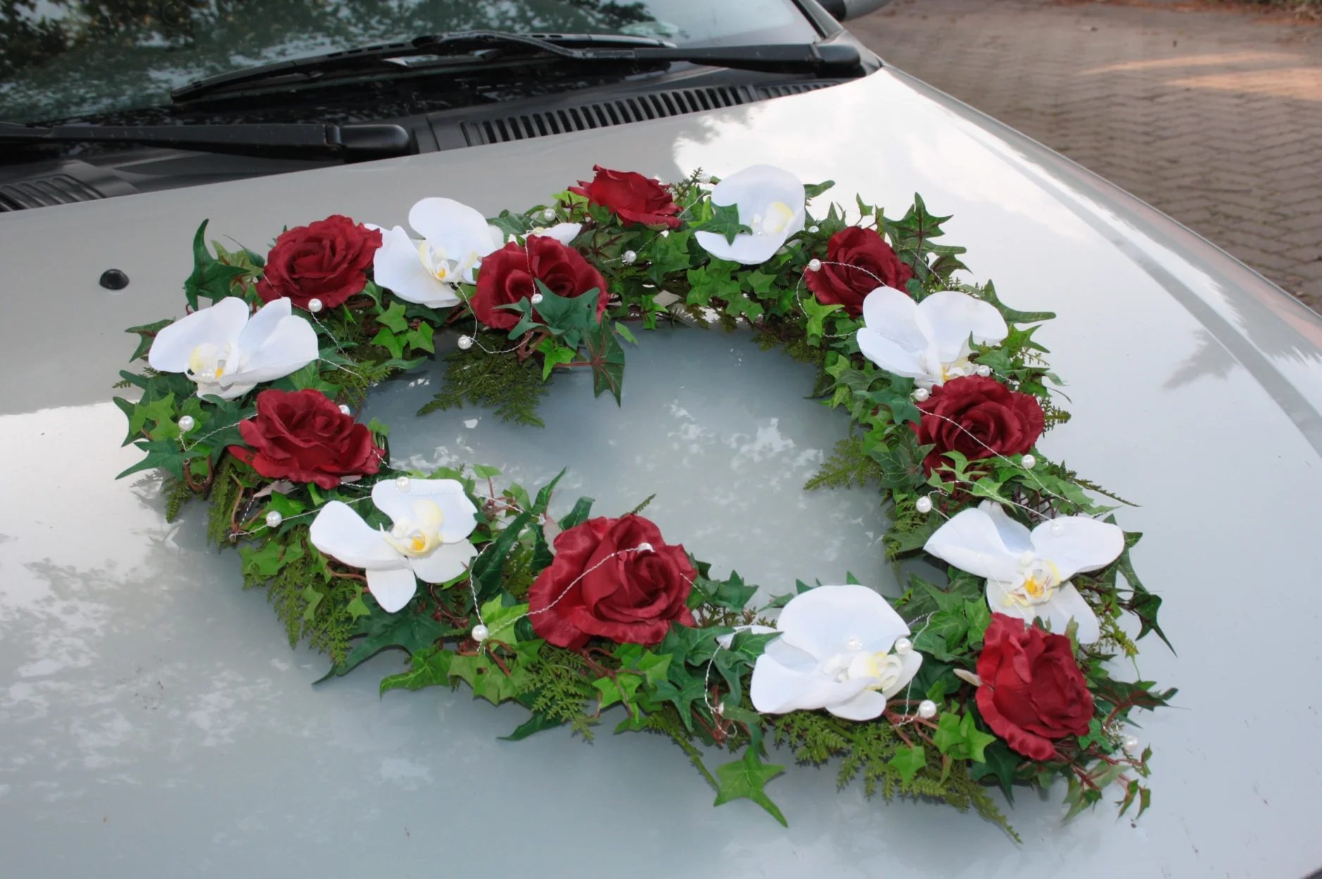Hochzeitsauto: offenes Autoherz mit Rosen und Orchideen - Image 2