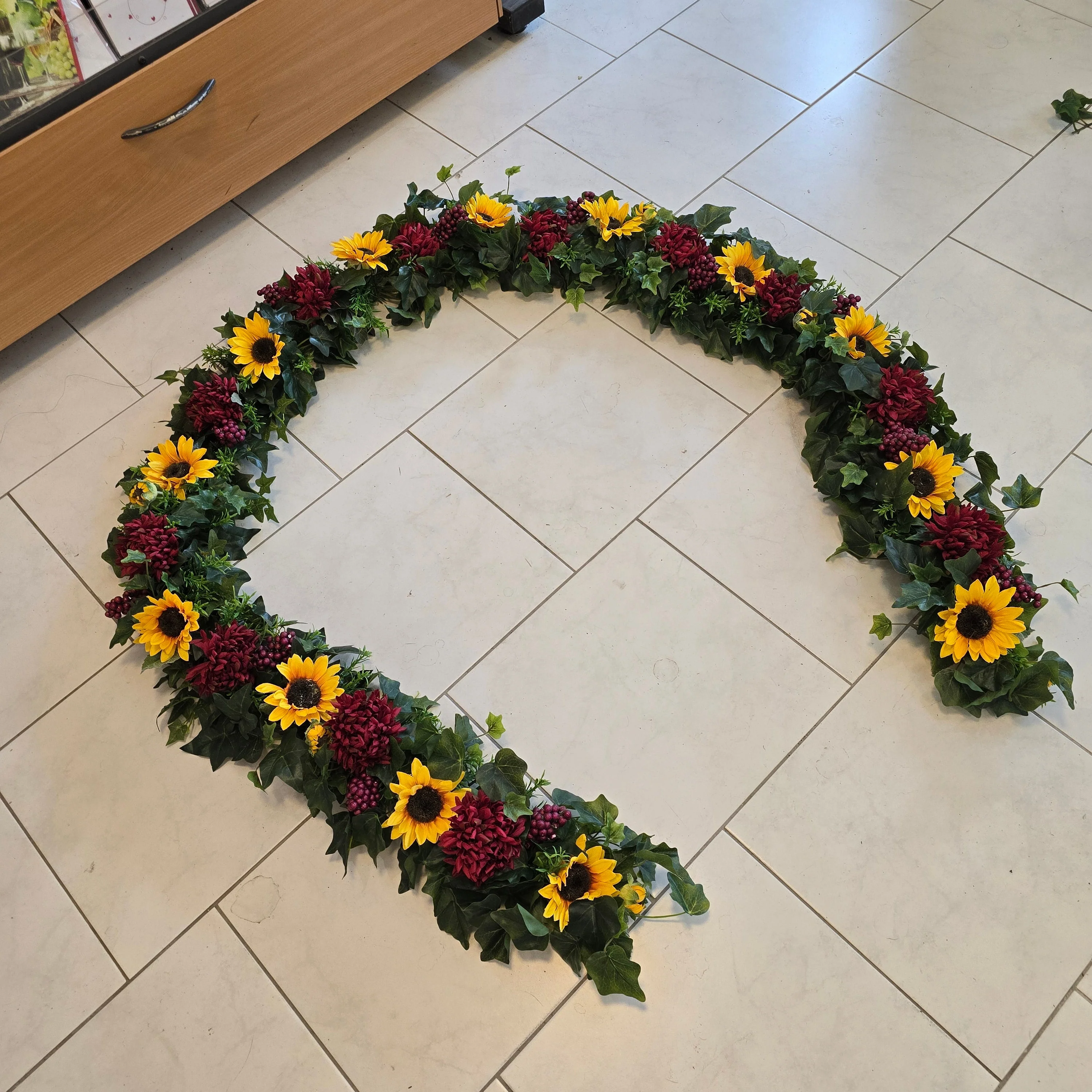 Girlande für die Hochzeits Dekoration ihrer Kutsche mit Sonnenblumen