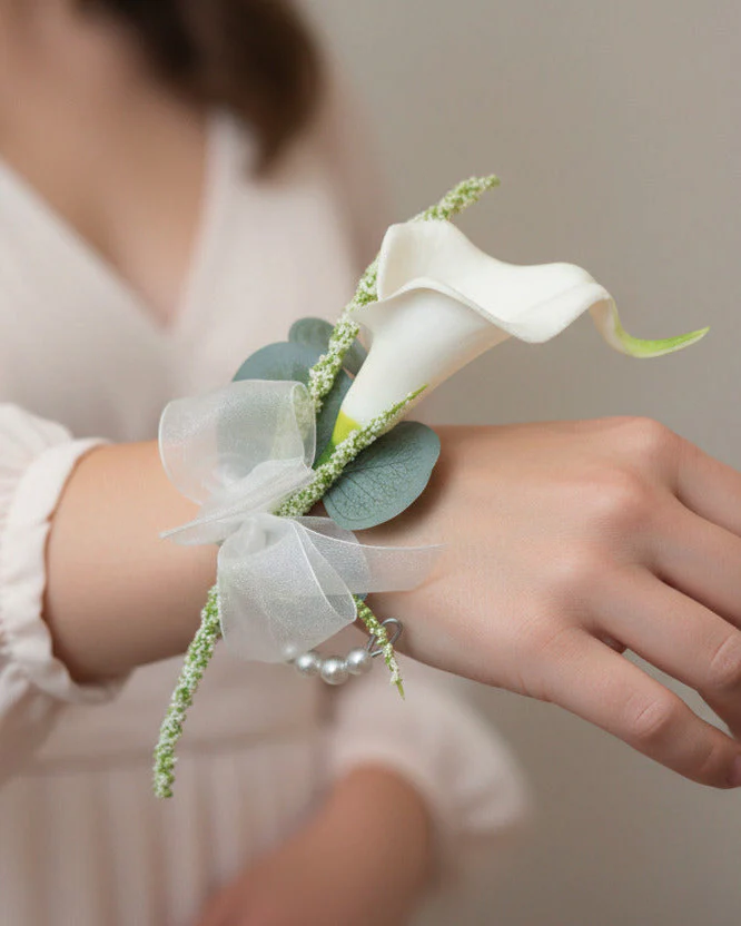 Handgelenkstrauss Calla Perlentraum