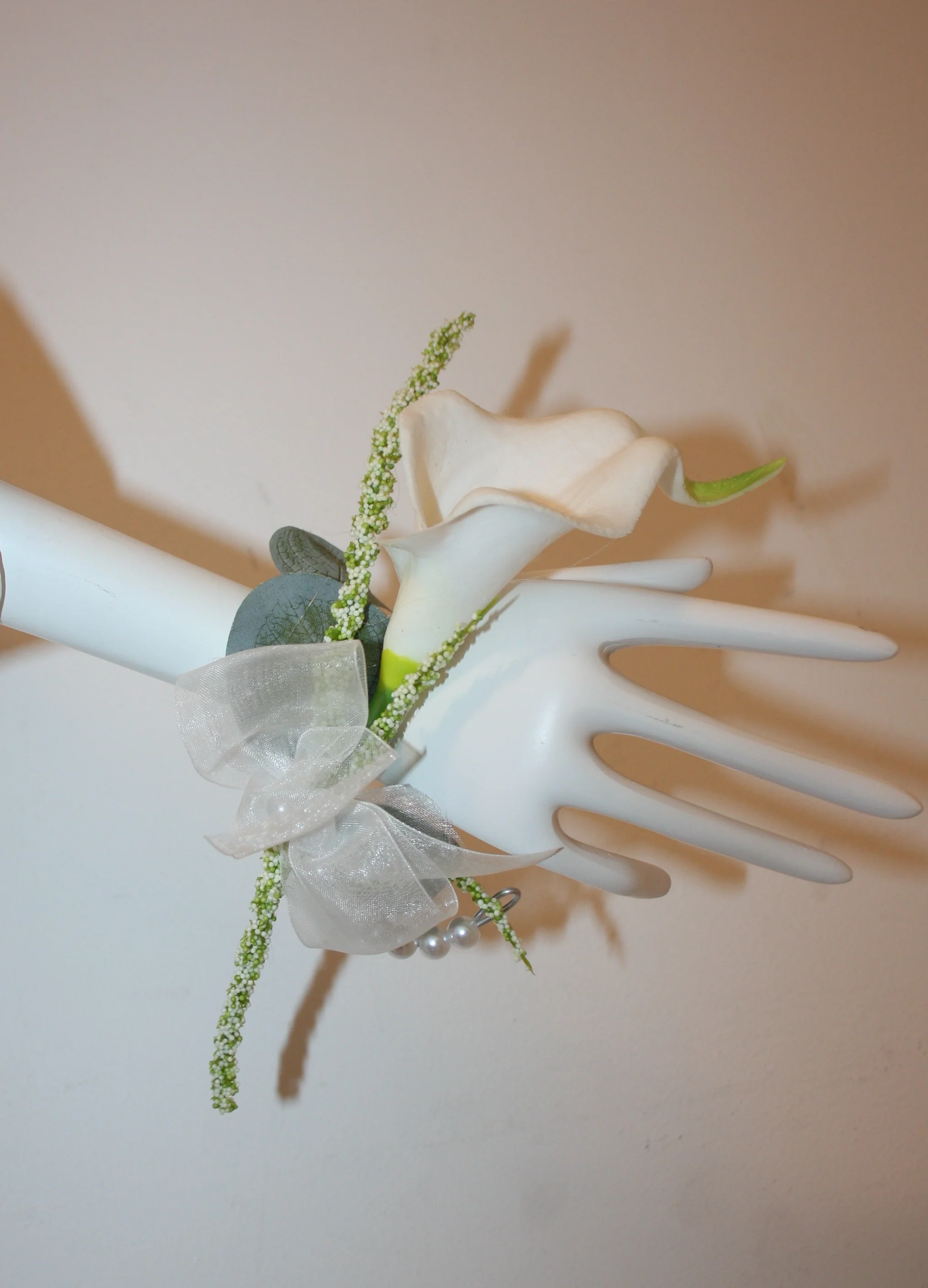 Handgelenkstrauss Calla Perlentraum - Image 3