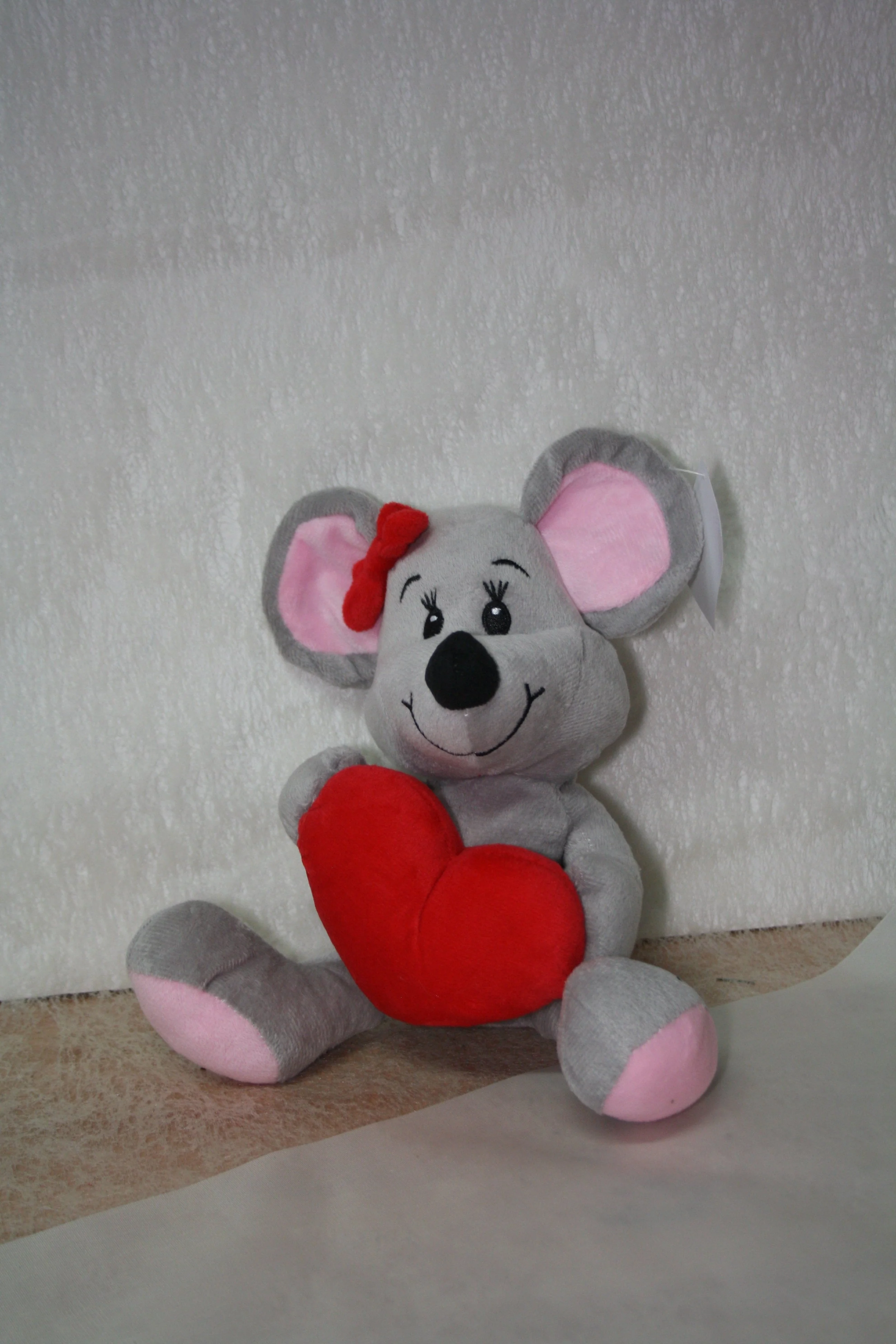 süße Kuschelmaus mit Herz 23cm in weiss und grau - Image 3