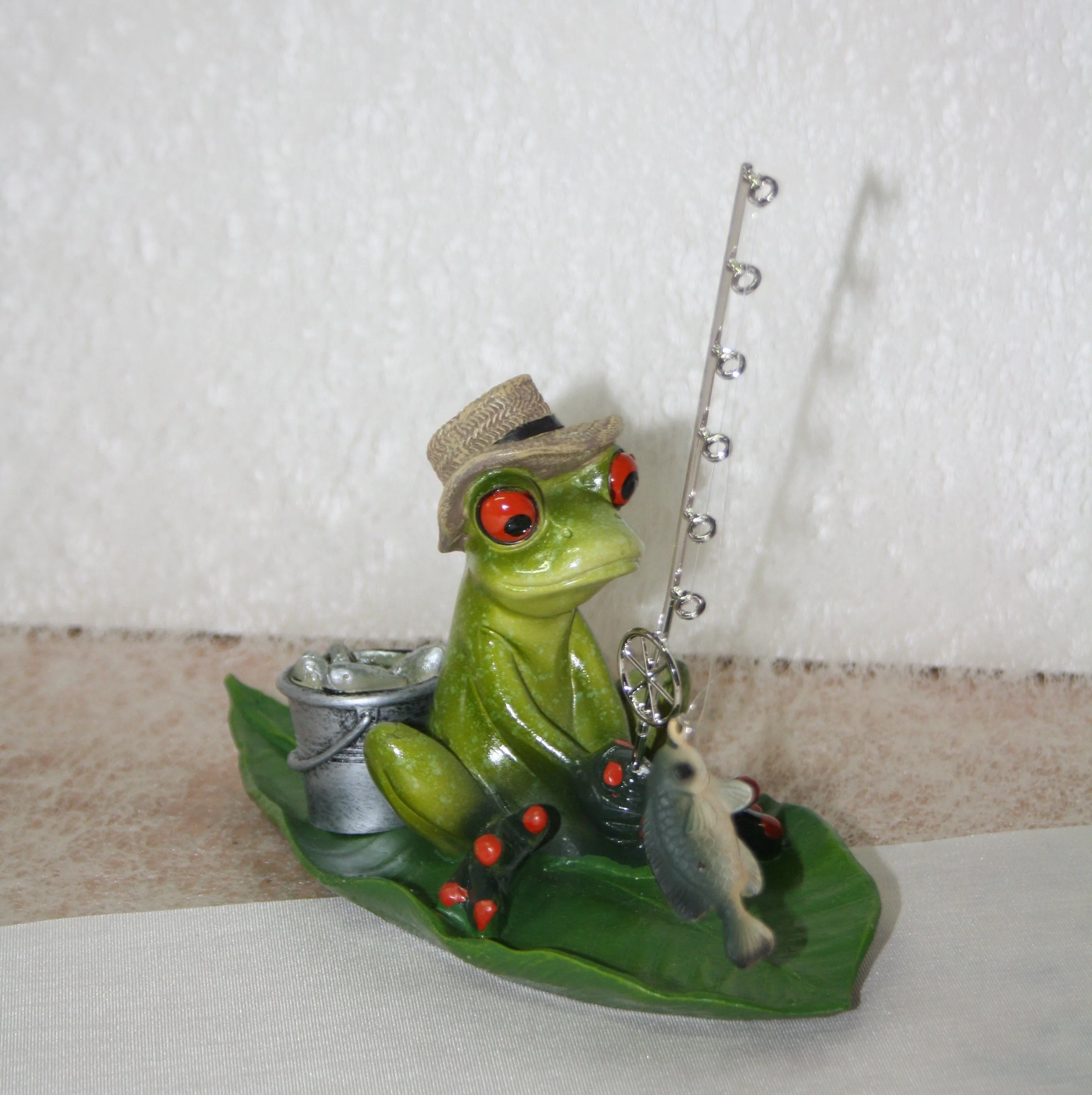 frecher Angler Frosch auf Blatt - Image 3