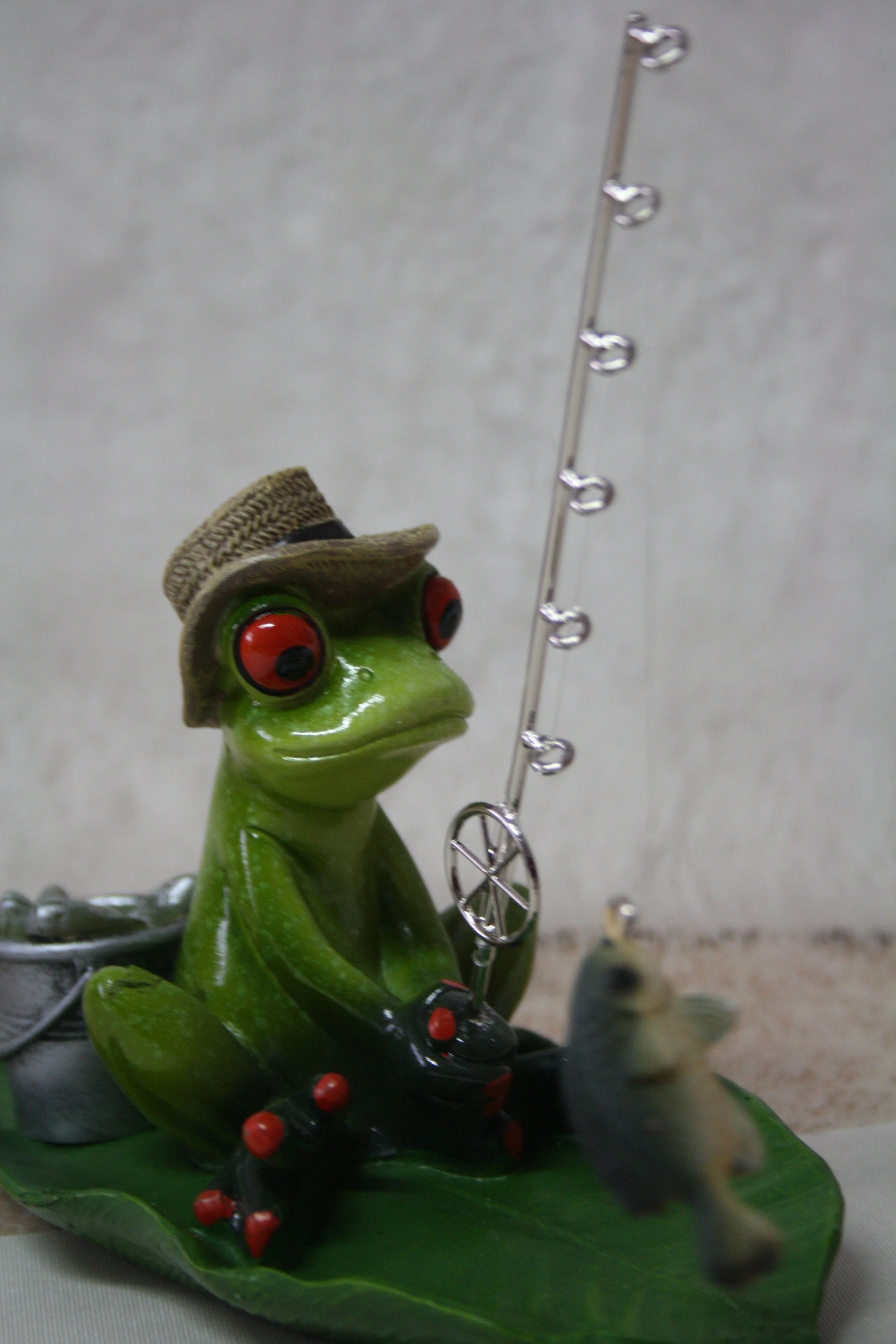 frecher Angler Frosch auf Blatt - Image 4