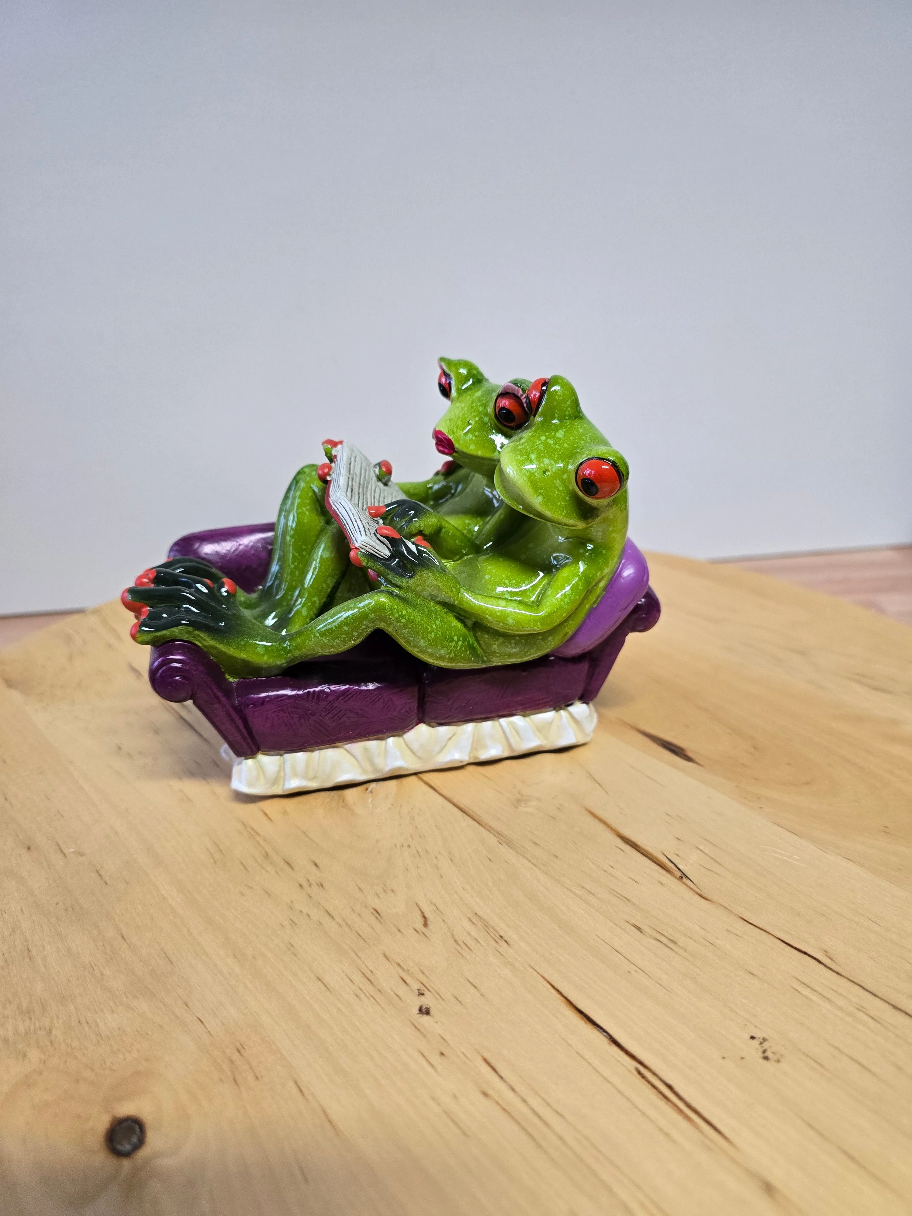 Froschpaar auf Sofa mit Buch - Image 2