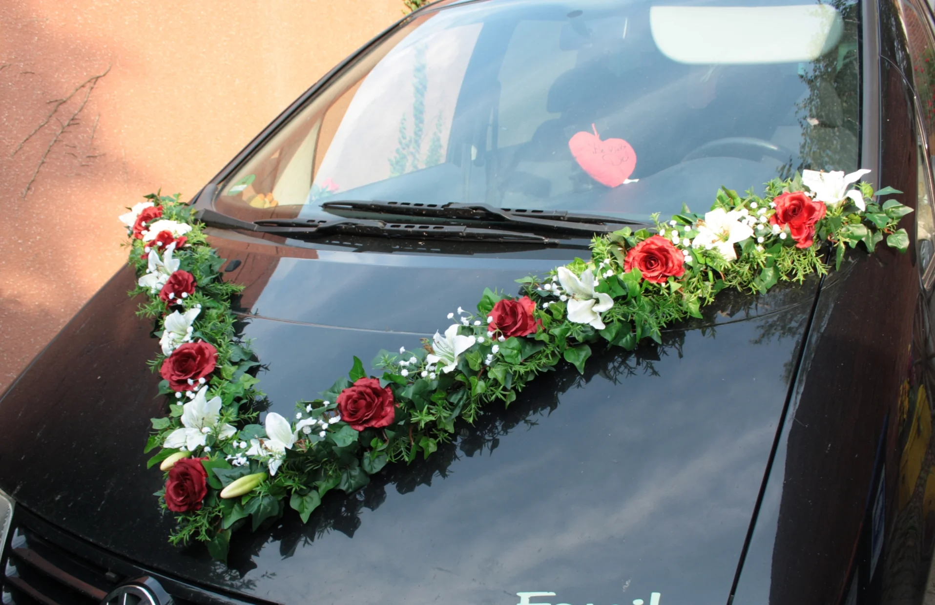 Brautauto-Schmuck: V-Girlande aus Lilien und Rosen - Image 3
