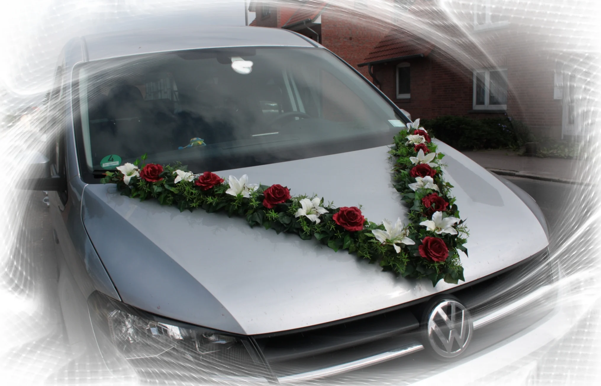 Brautauto-Schmuck: V-Girlande aus Lilien und Rosen - Image 4