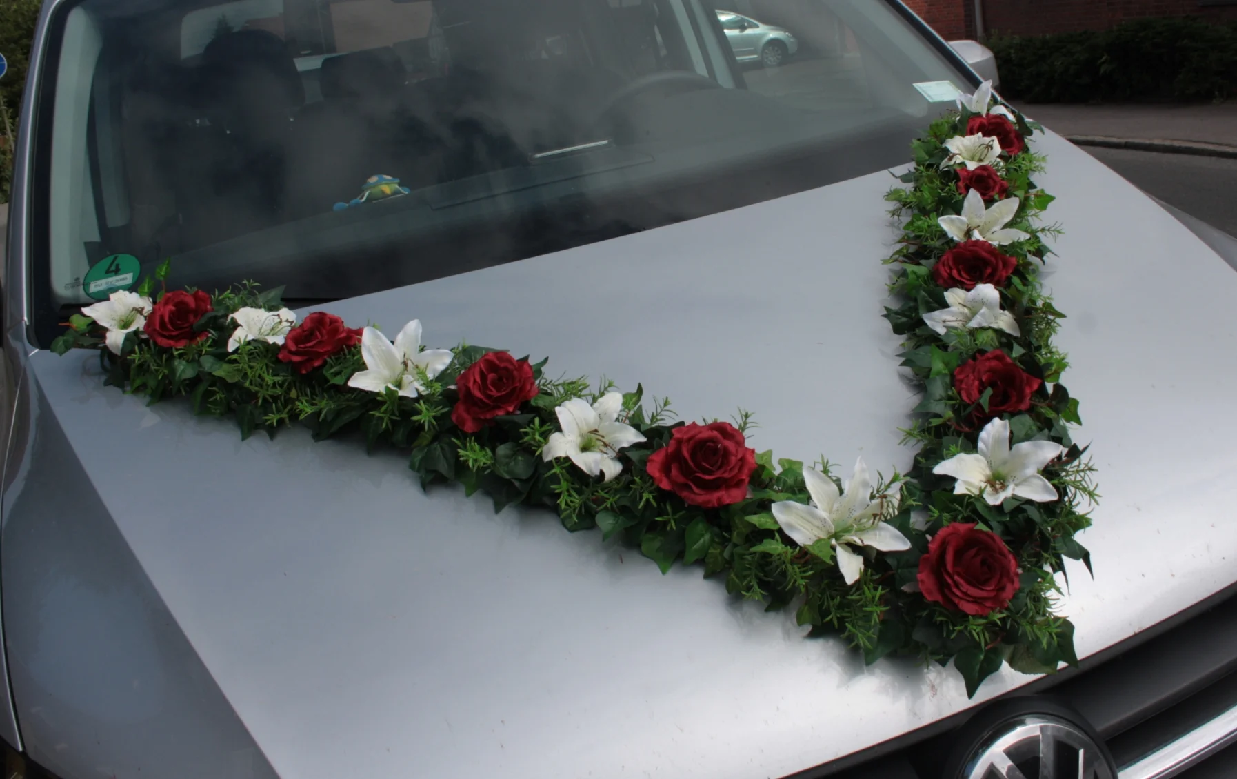 Brautauto-Schmuck: V-Girlande aus Lilien und Rosen - Image 5
