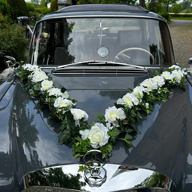 Autodeko zur Hochzeit: V-Girlande Streng (Rosen)